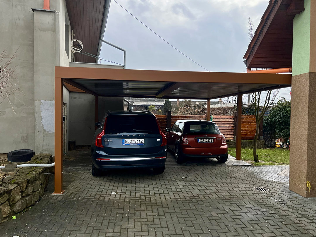 Carport v dekoru dřeva se dvěma zaparkovanými auty vedle sebe