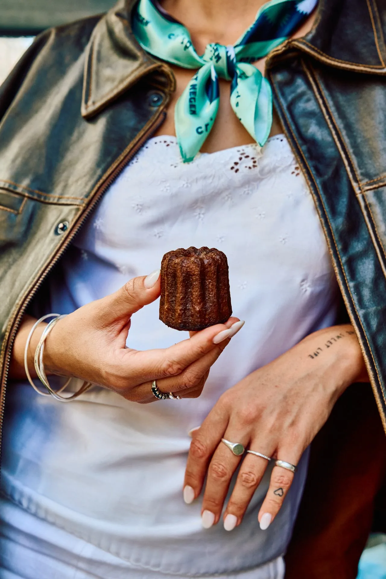 Crisp x Fort Negen campagne met branded sjaaltje en canelé ontwikkeld door Custom95