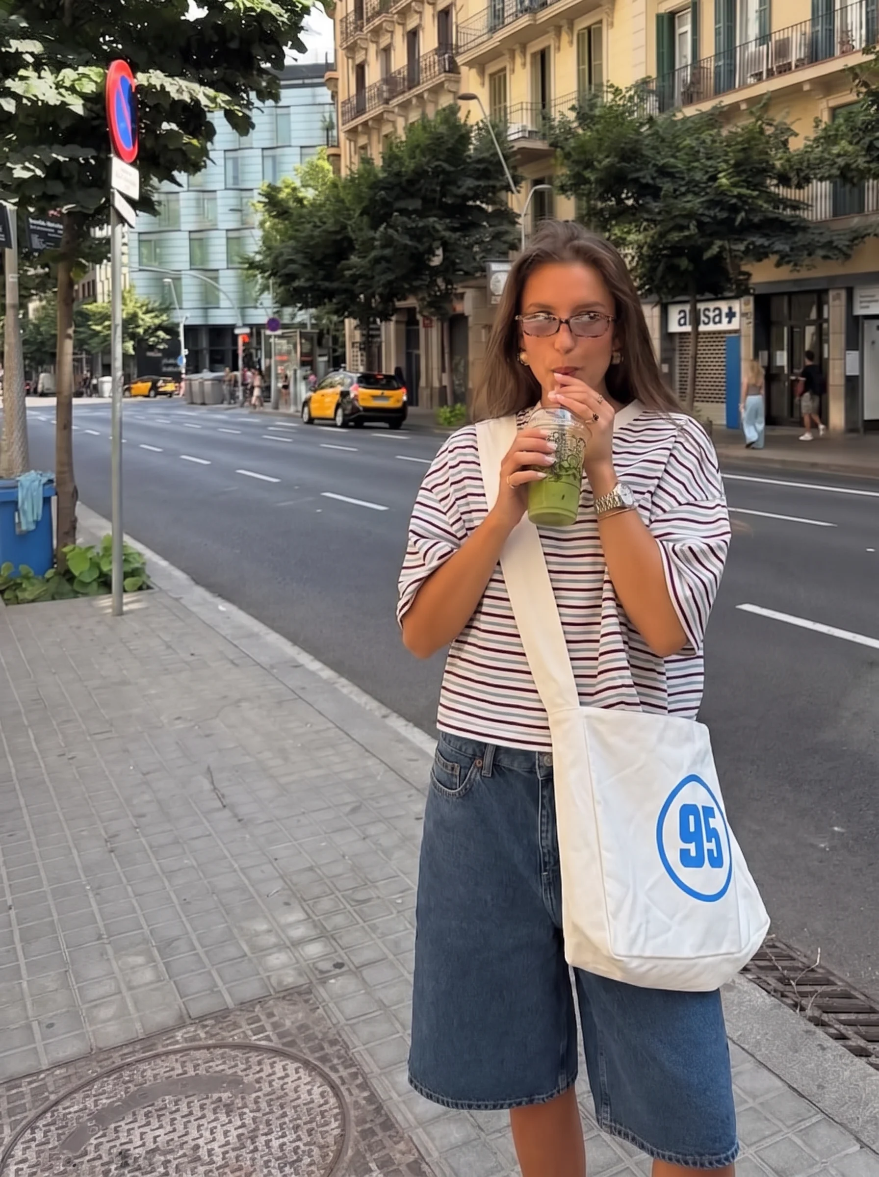 Witte crossbody tote bag met blauw Custom95-logo, eigen merchandise ontwerp van Custom95