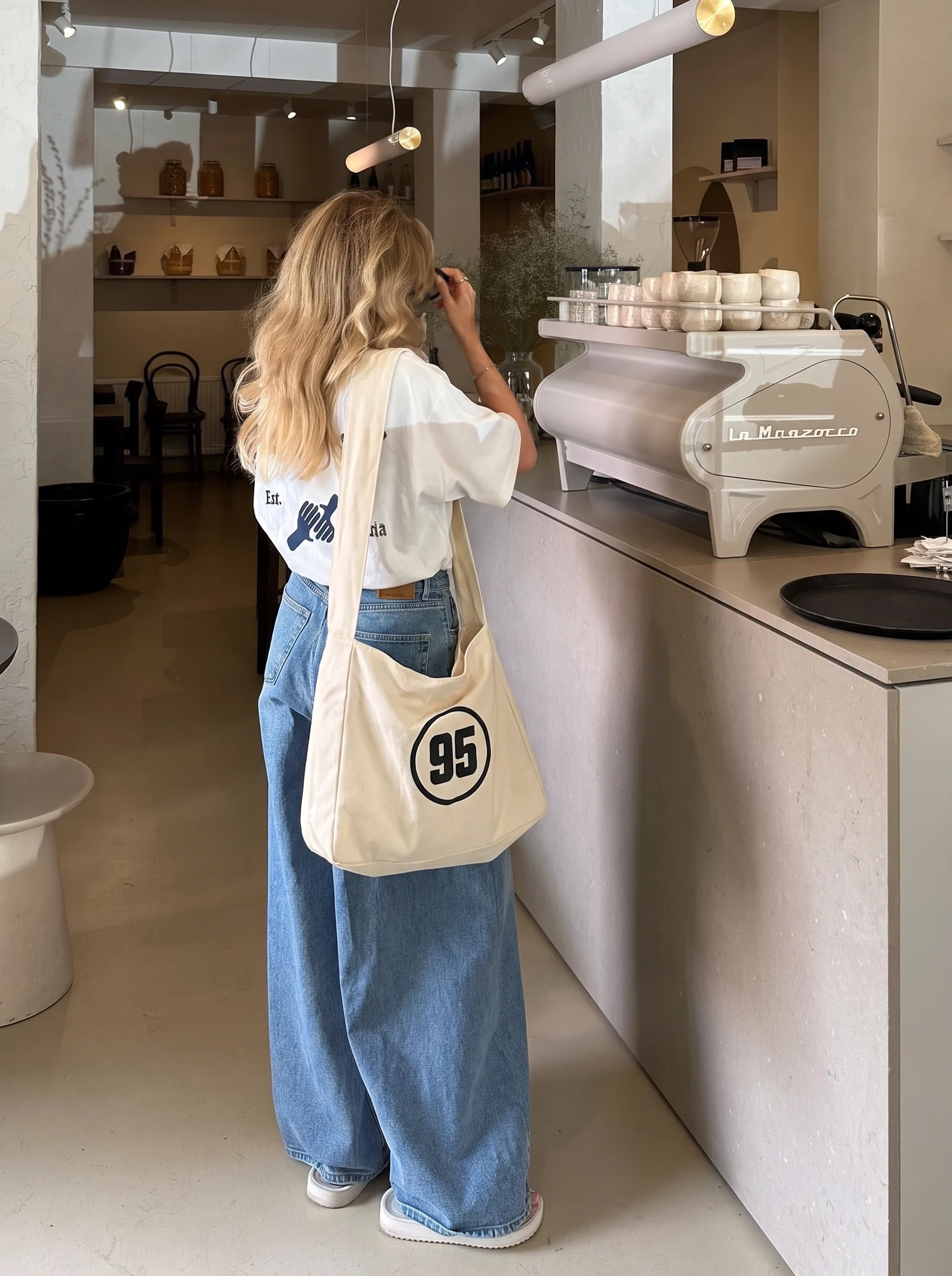 Beige crossbody tote bag met zwart Custom95-logo, eigen merchandise ontwerp van Custom95