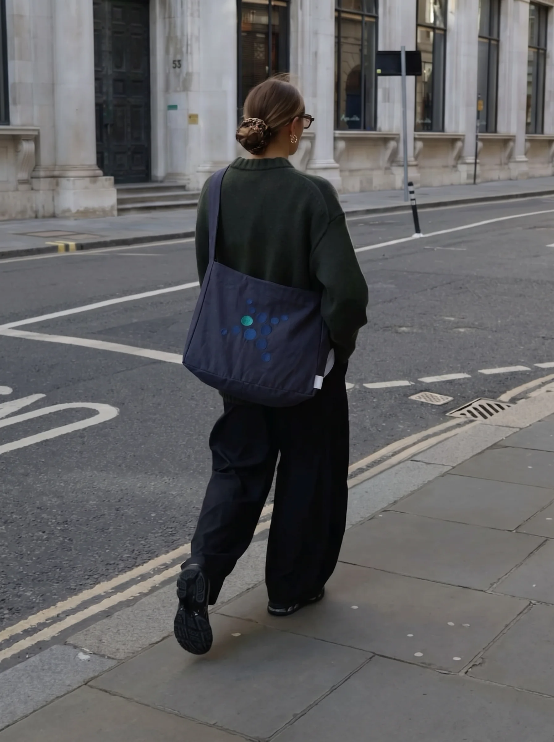 Marineblauwe crossbody tote bag met geborduurd HZK-logo, custom merchandise door Custom95