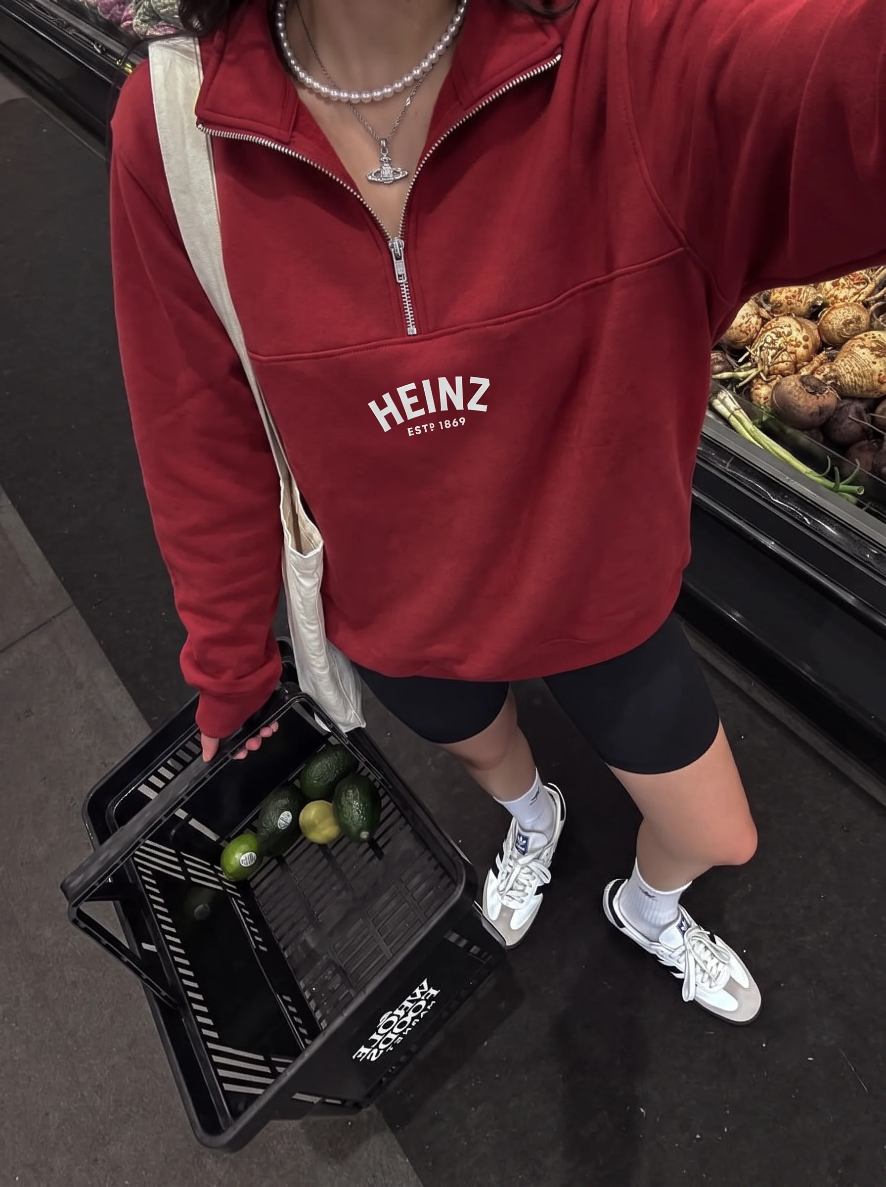 Rode half zip sweater bedrukt met Heinz-logo in de supermarkt