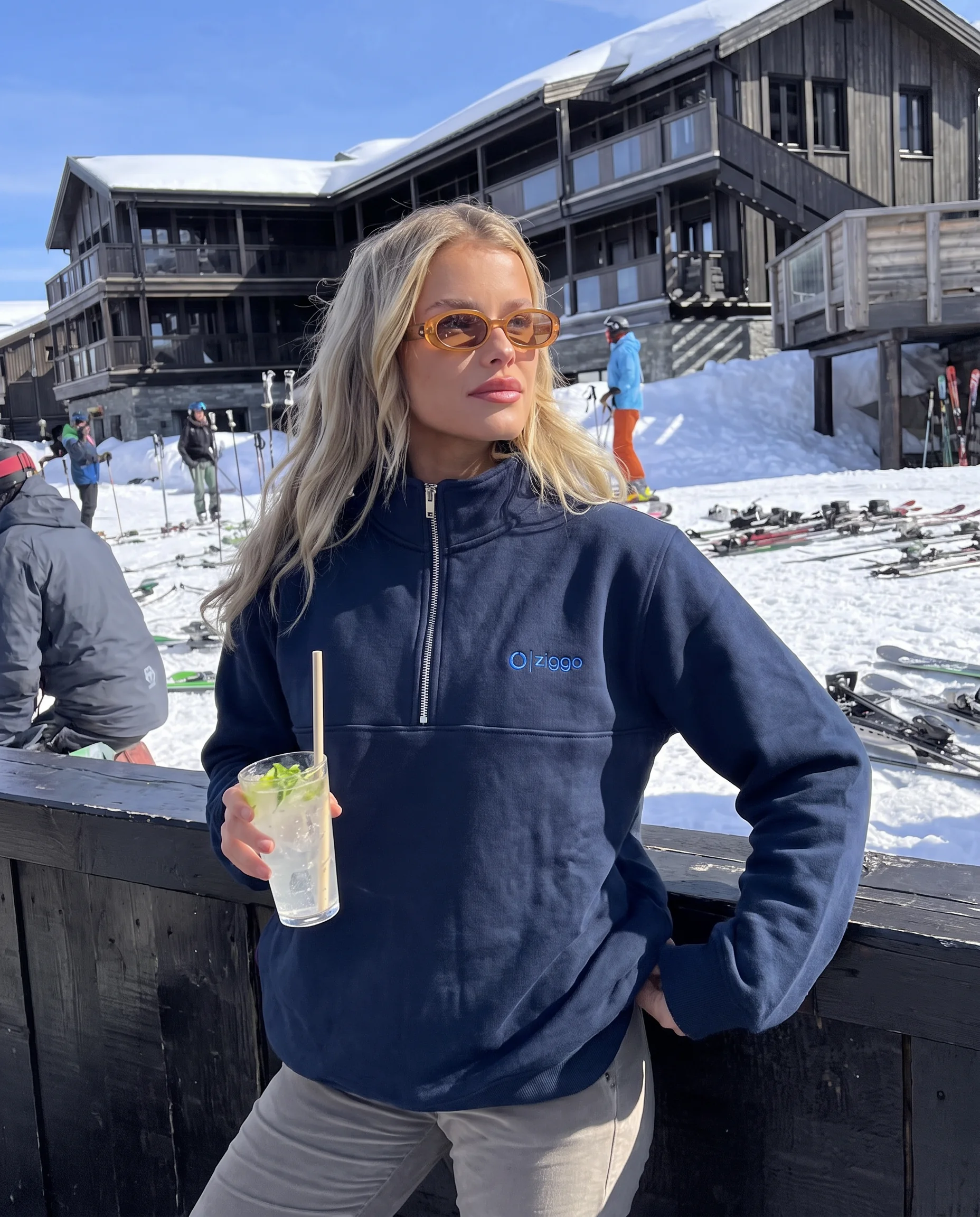 Navy half zip sweater met geborduurd Ziggo-logo op de apres-ski