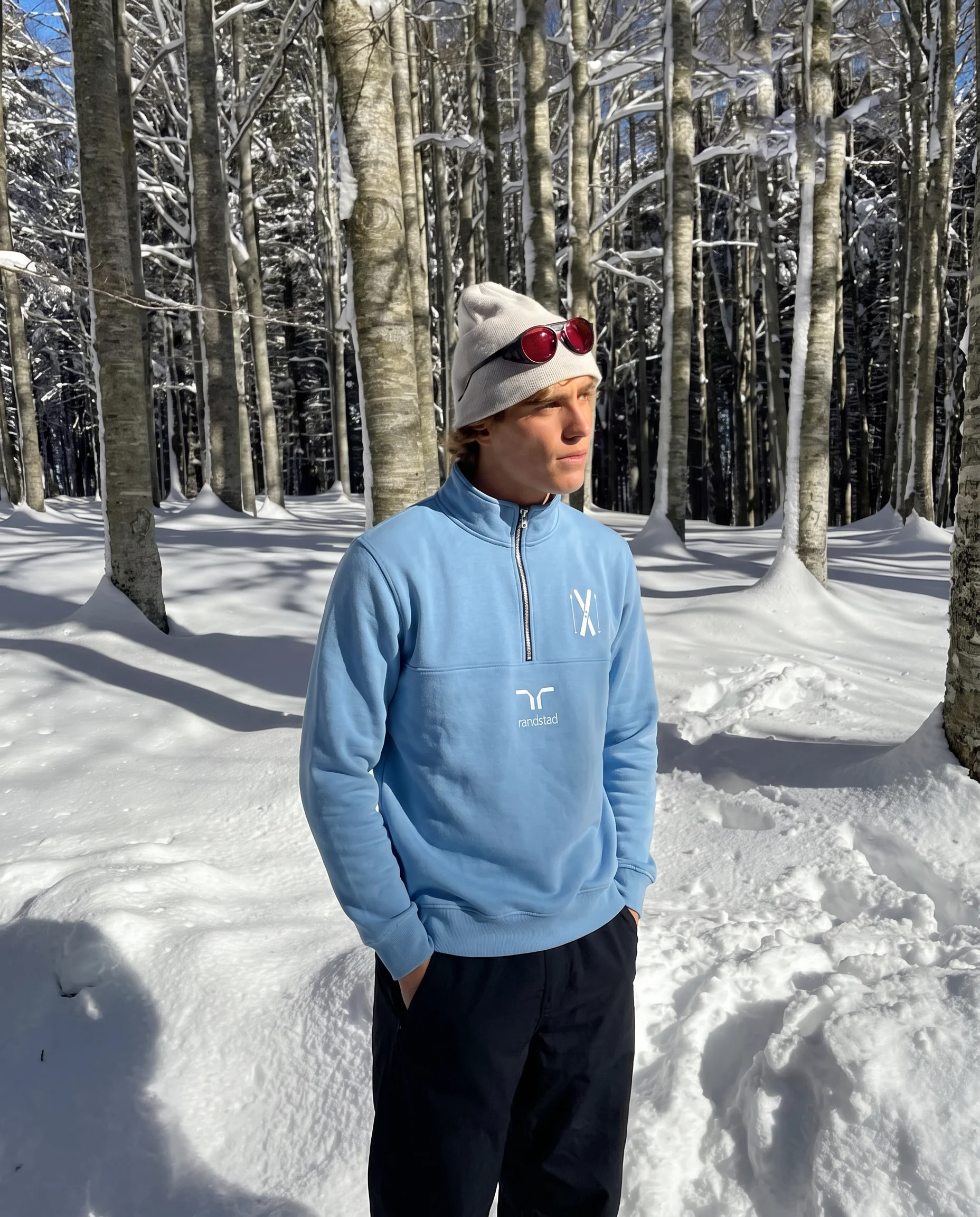 Lichtblauwe half zip sweater bedrukt met Randstad-logo en ski-icoon