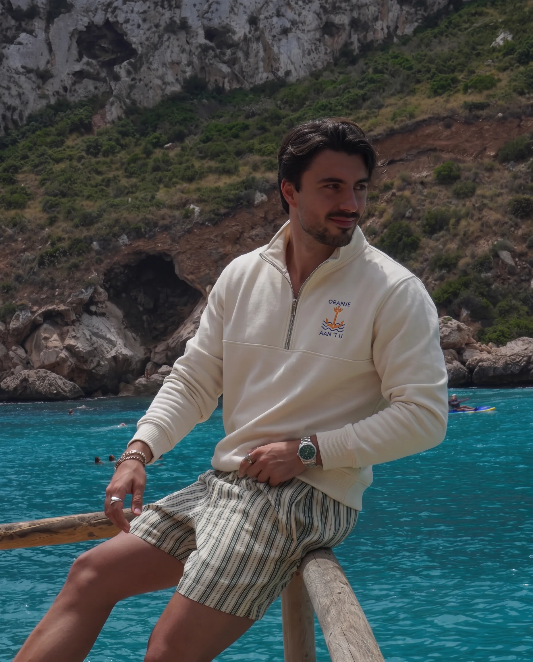 Creme half zip sweater met geborduurd Oranje aan t IJ logo