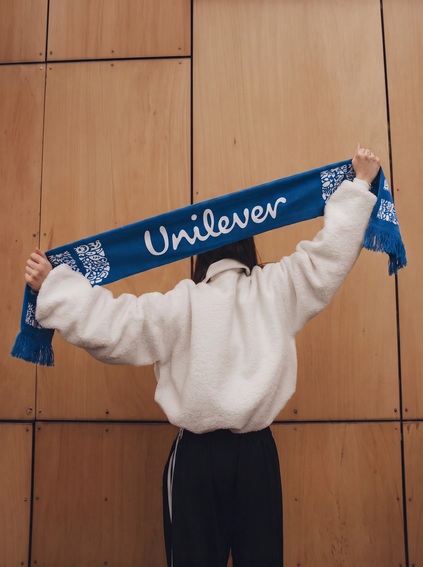 Blauwe gebreide sjaal met wit Unilever-logo