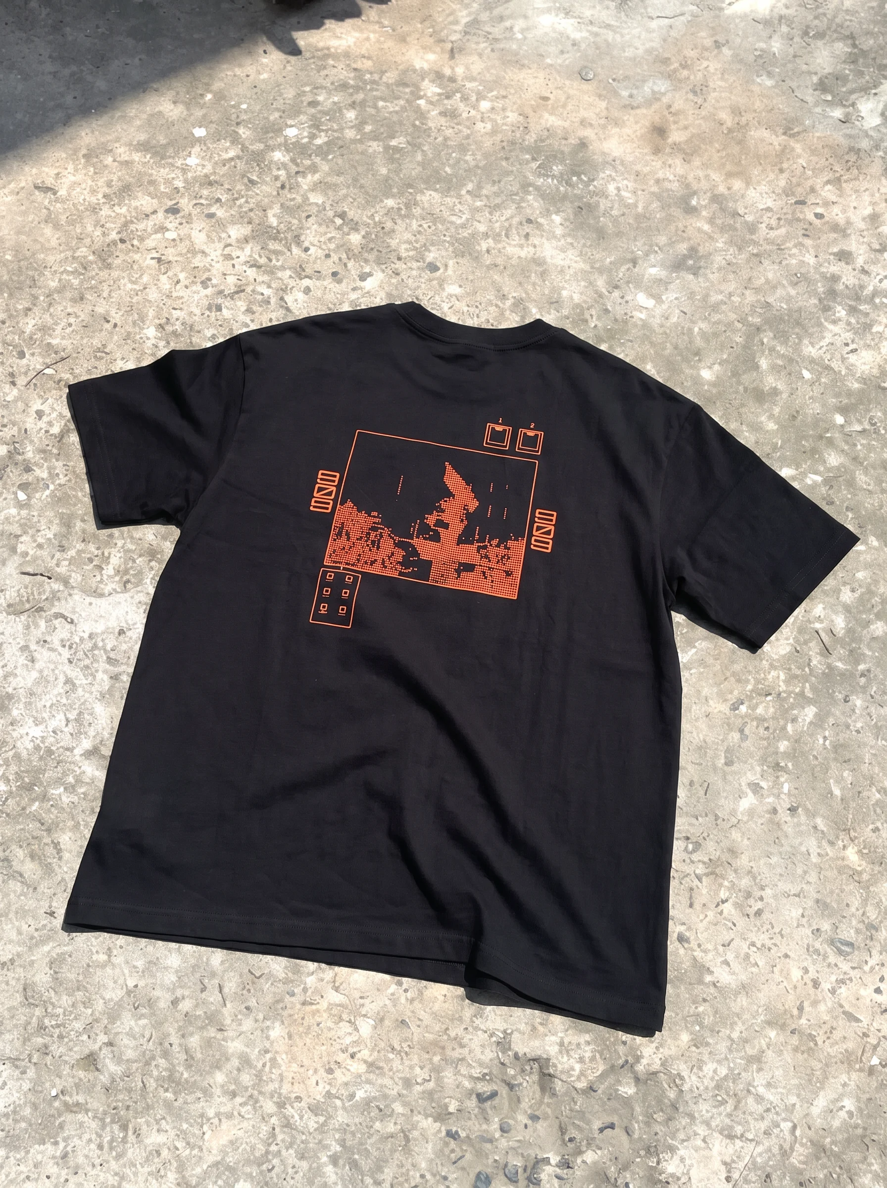 Zwart t-shirt met oranje grafische rugopdruk