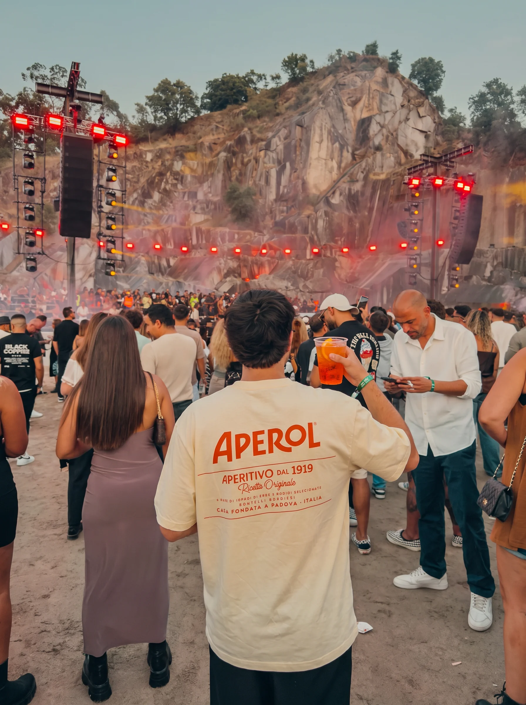 Creme t-shirt met Aperol rugopdruk op een festival