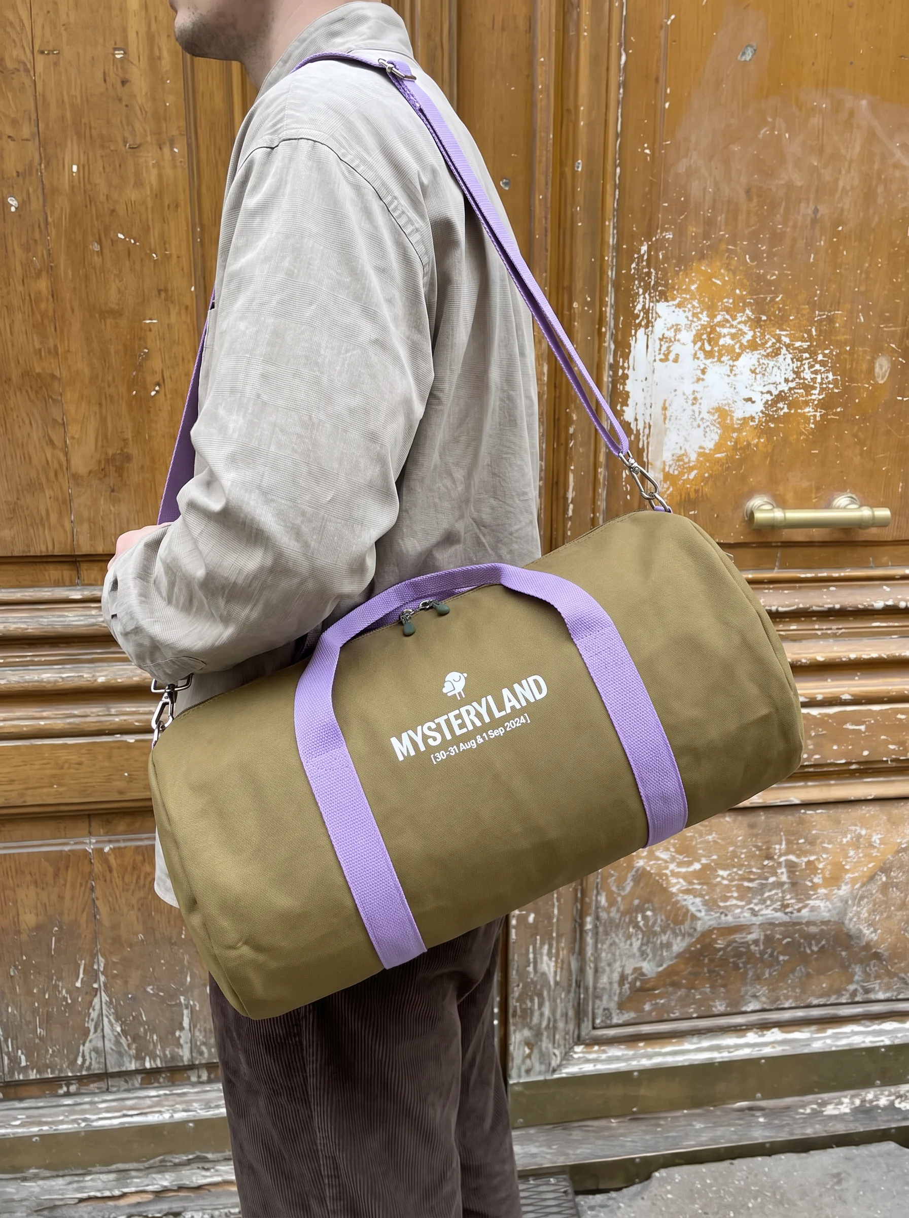 Khaki duffel tas met lila banden en Mysteryland-opdruk