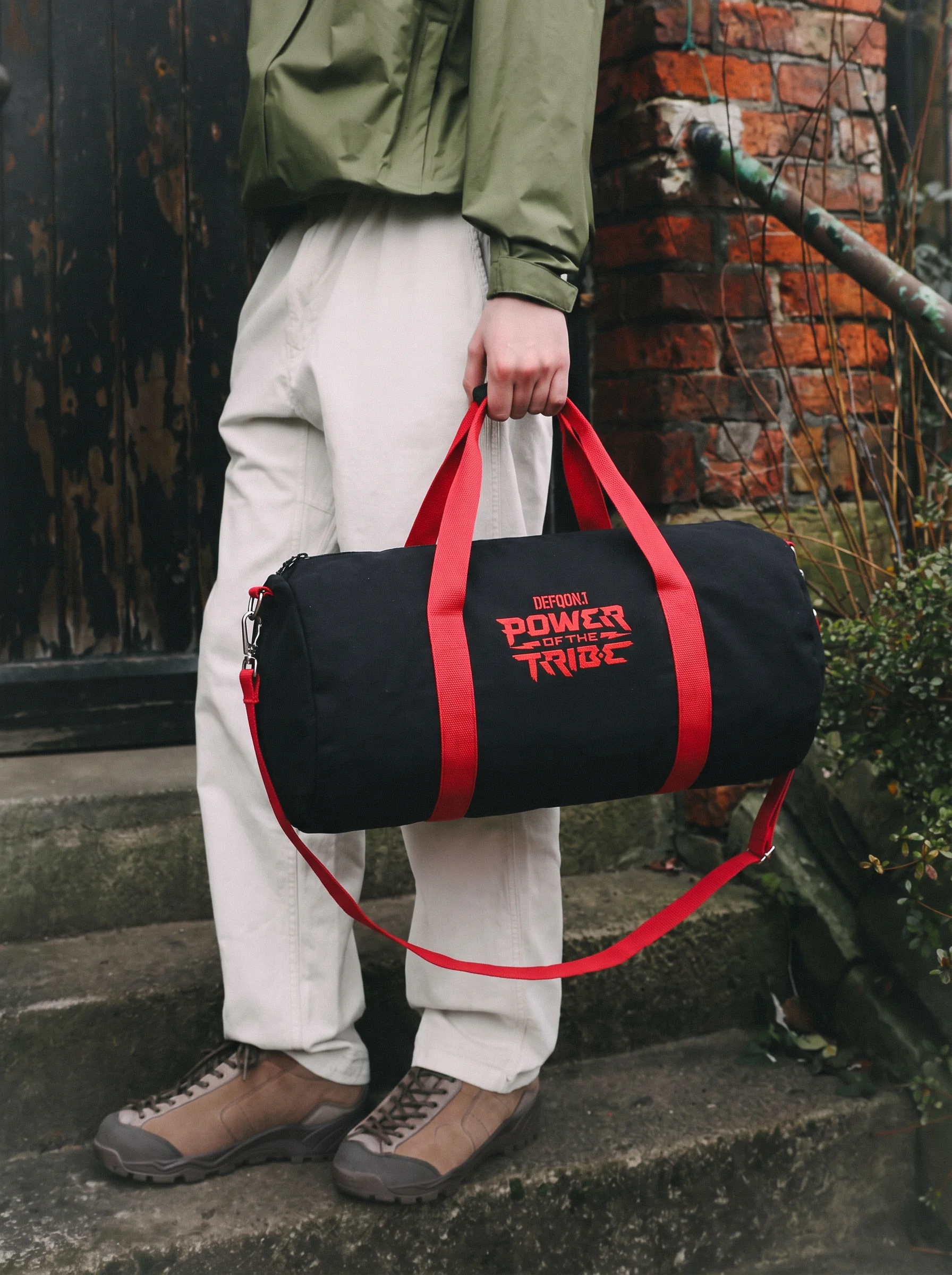 Zwarte duffel tas met rode banden en Defqon.1 Power of the Tribe opdruk