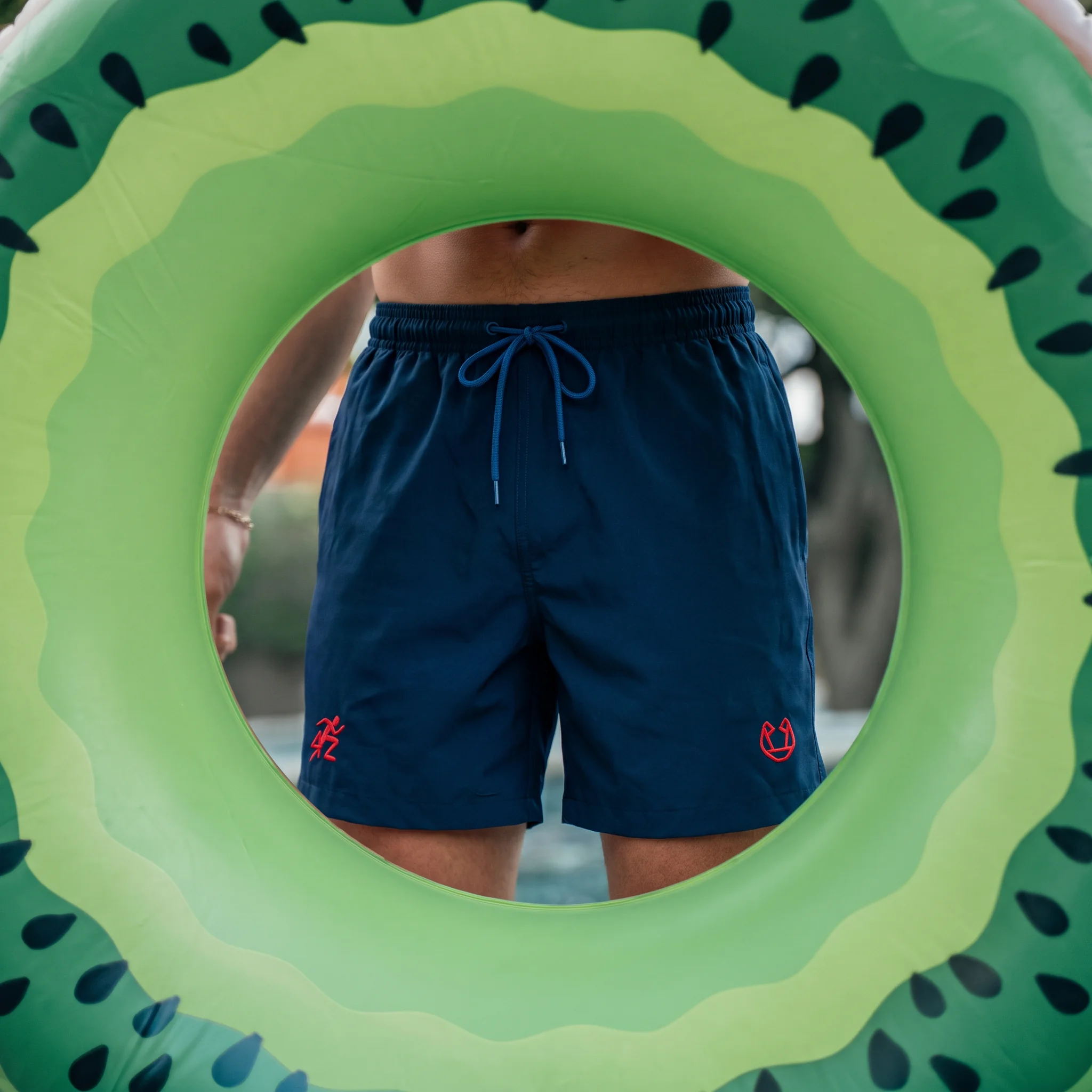 Navy zwembroek met rood geborduurd logo