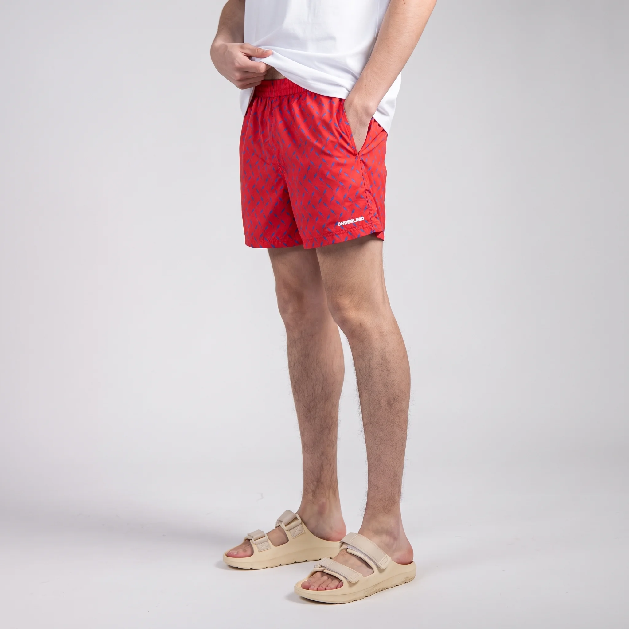 Rode zwemshort met blauwe print en logo op de pijp
