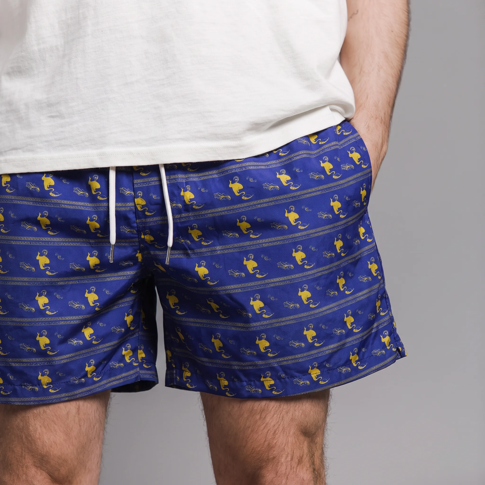 Blauwe zwemshort met gele figuurprint en sierbanen
