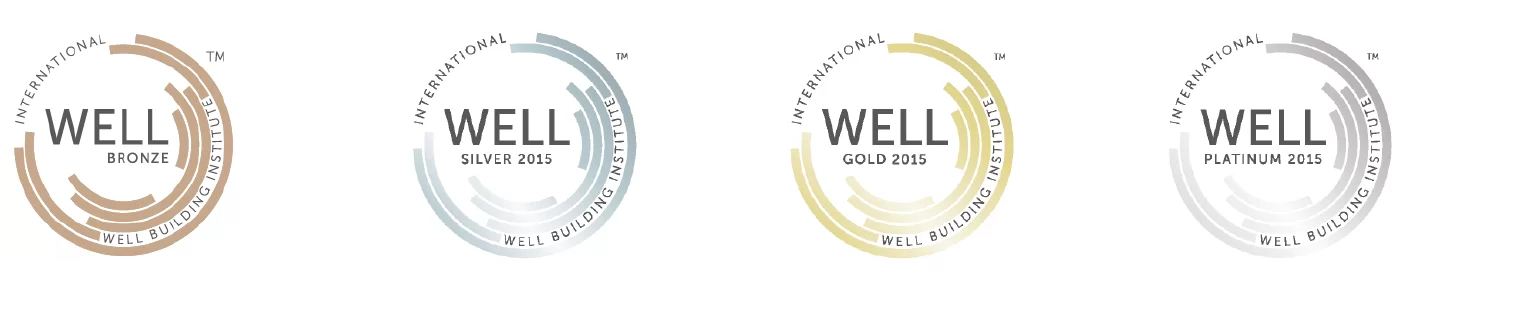 Cuatro sellos de certificación WELL International con niveles Bronze, Silver 2015, Gold 2015 y Platinum 2015 del Well Building Institute.