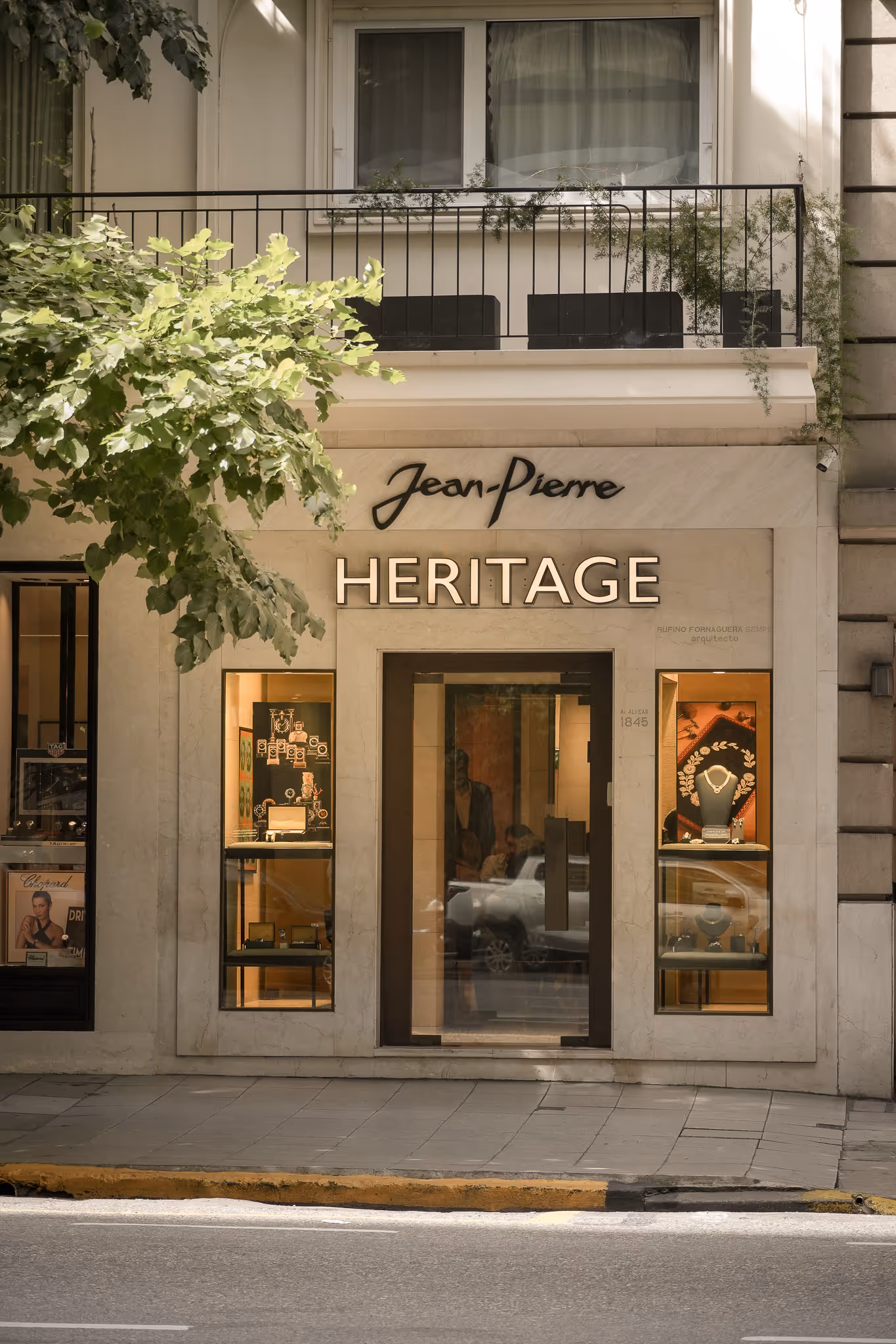 Vista exterior de la vidriera de Heritage en Recoleta