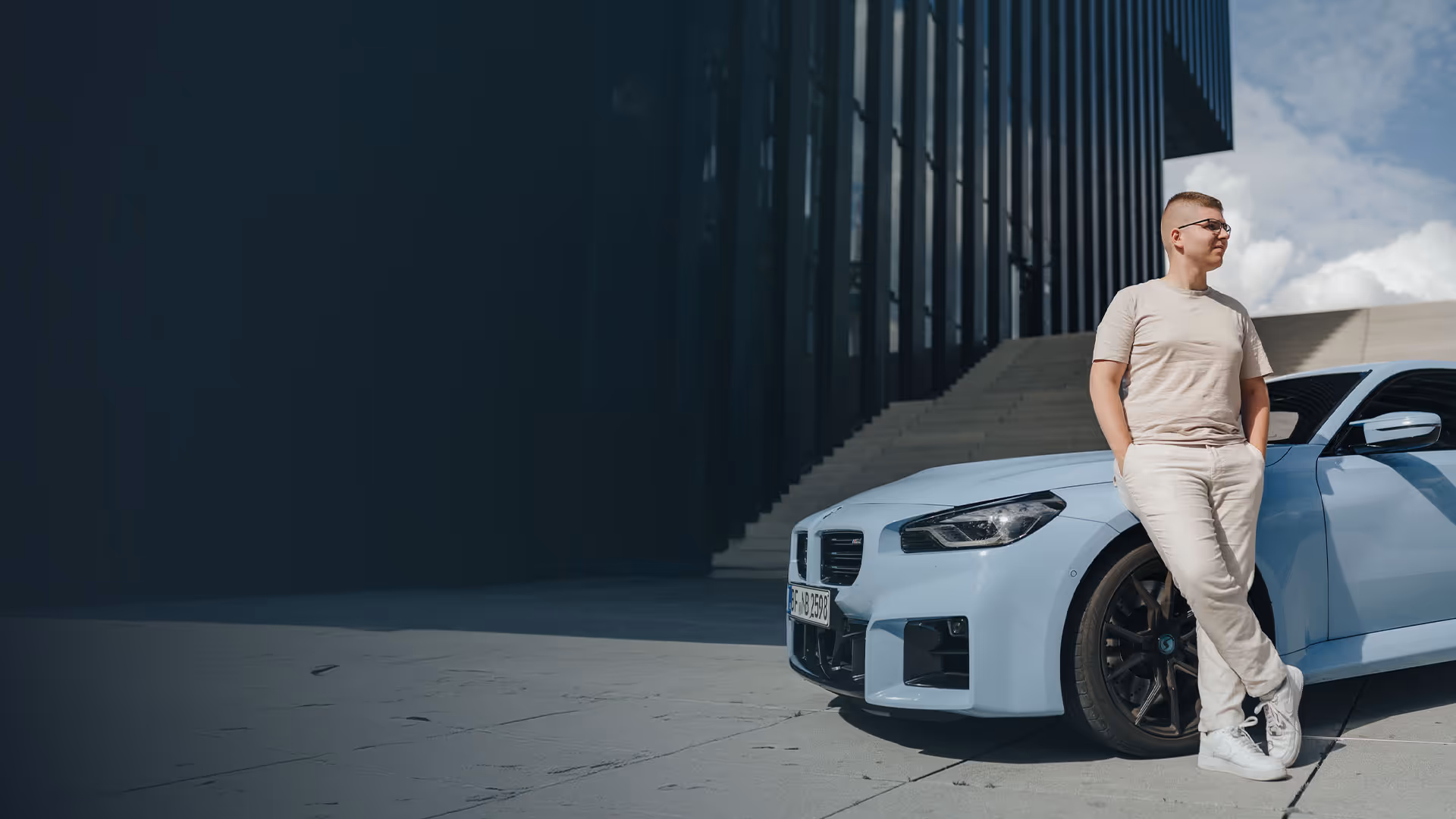 Nicko Bennert im Auto - Fahrzeugüberführung Ausbildung