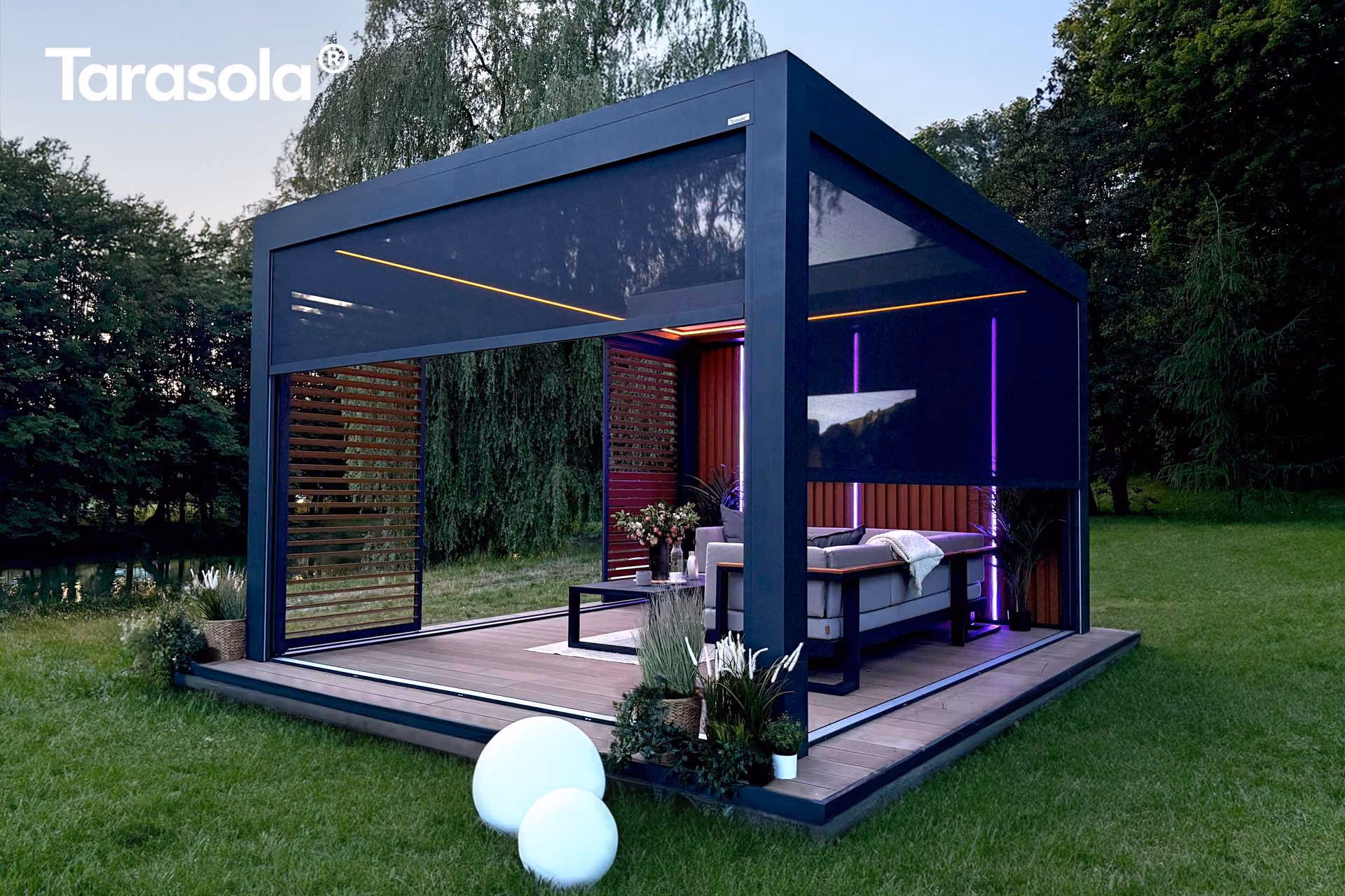 Moderner Pavillon mit LED-Beleuchtung, Sofa und Umgebung aus grünem Rasen und Bäumen.