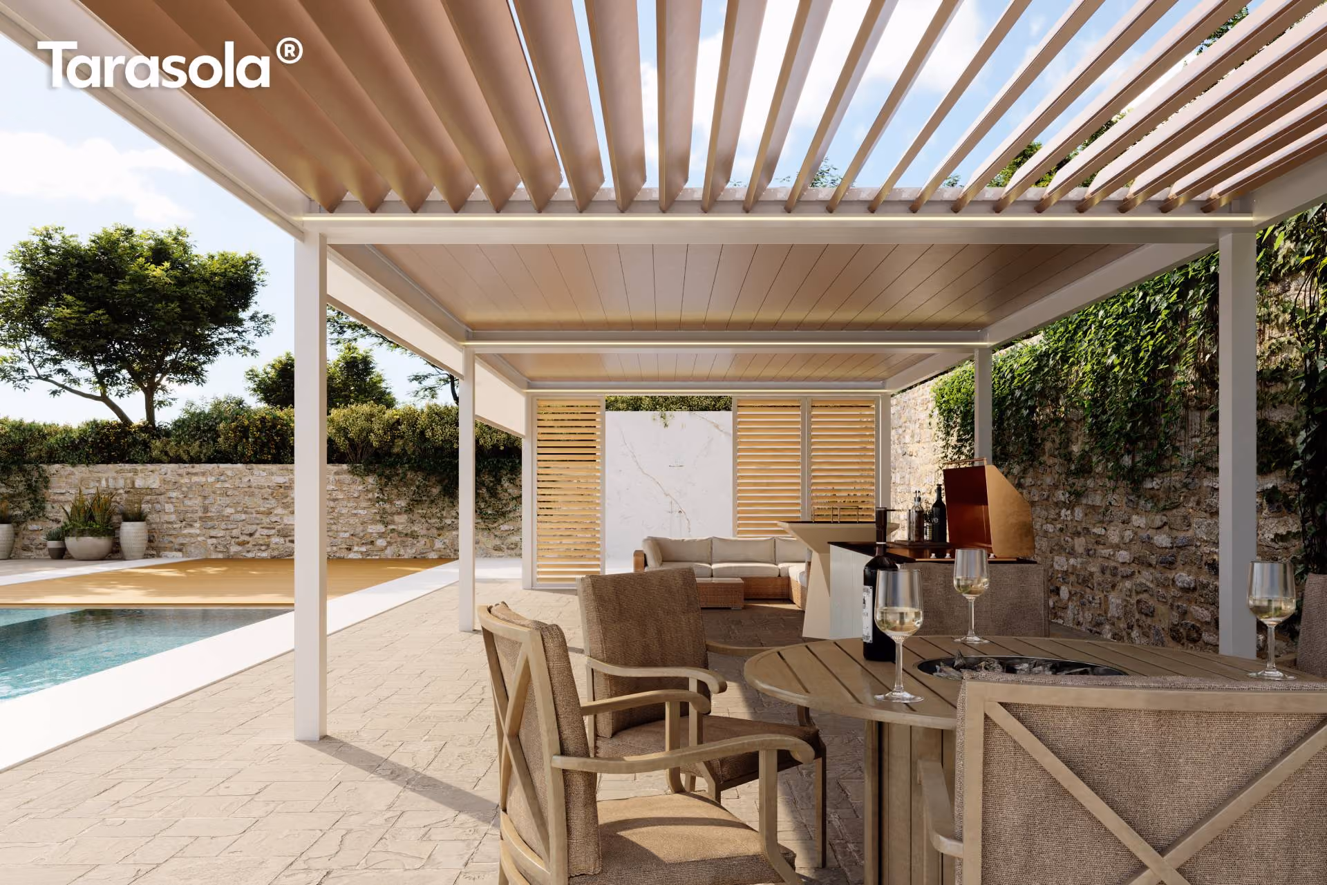 Moderner Außenbereich mit Pergola, Sitzbereich, Tisch mit Weingläsern und Pool neben Steinmauer.