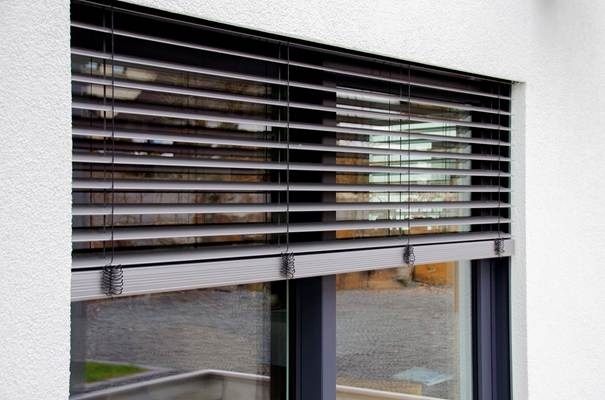 Ein Bild, das Jalousie, Gebäude, Fenster, Eigentum enthält.KI-generierte Inhalte können fehlerhaft sein.