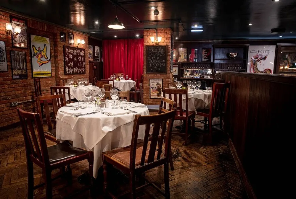 A Covent Garden staple since 1977, Joe Allen brings New York vibes to London's theatre district. Classic American dishes in a laid-back setting. Find more hidden-gems like this on Ambl.