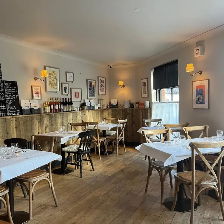Riverside pints and proper pub food. The Steam Packet at Kew Bridge has London ales, fresh dishes, and a balcony with a view. Book now with Ambl.