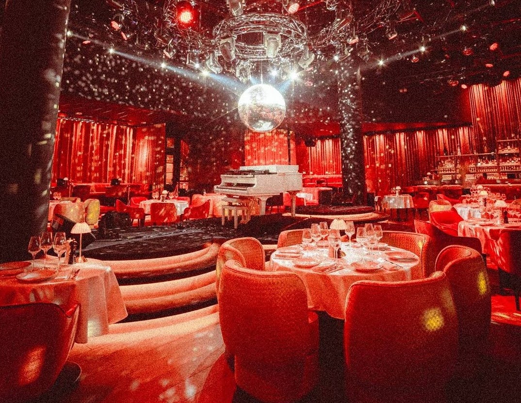 Discover the best live music restaurants in Dubai, from jazz lounges to waterfront venues. Find top spots, book your table, and enjoy unforgettable nights filled with great food and live performances.