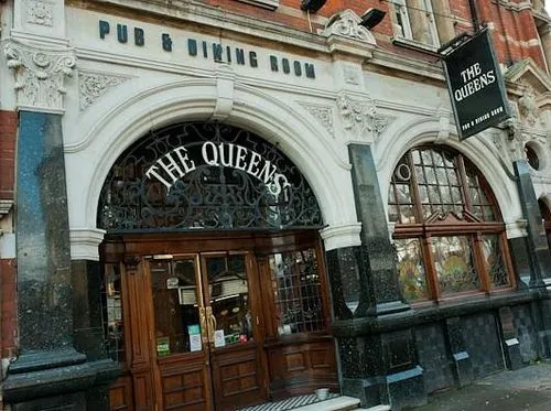 The Queens serves up fresh seasonal dishes, craft pints, and a solid wine list. It's a "proper pub" just steps from Primrose Hill. Grab your table on Ambl.