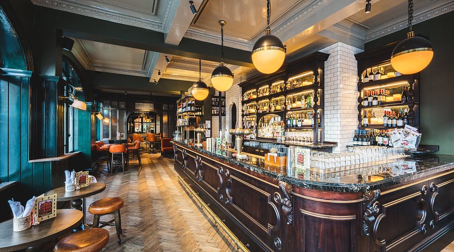 A landmark Mayfair gastropub featuring a handsome ground-floor bar and elegant 1st floor restaurant just round the corner from Hyde Park and Bond Street.
