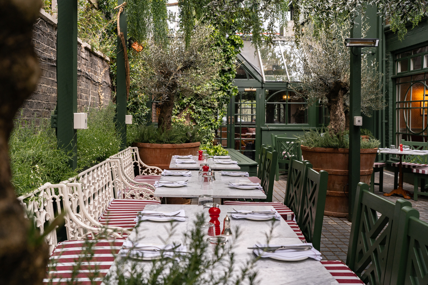 Open for breakfast, lunch and supper, our gastropub and boutique hotel in Notting Hill, The Princess Royal, has a Mediterranean-inspired menu, featuring British classics