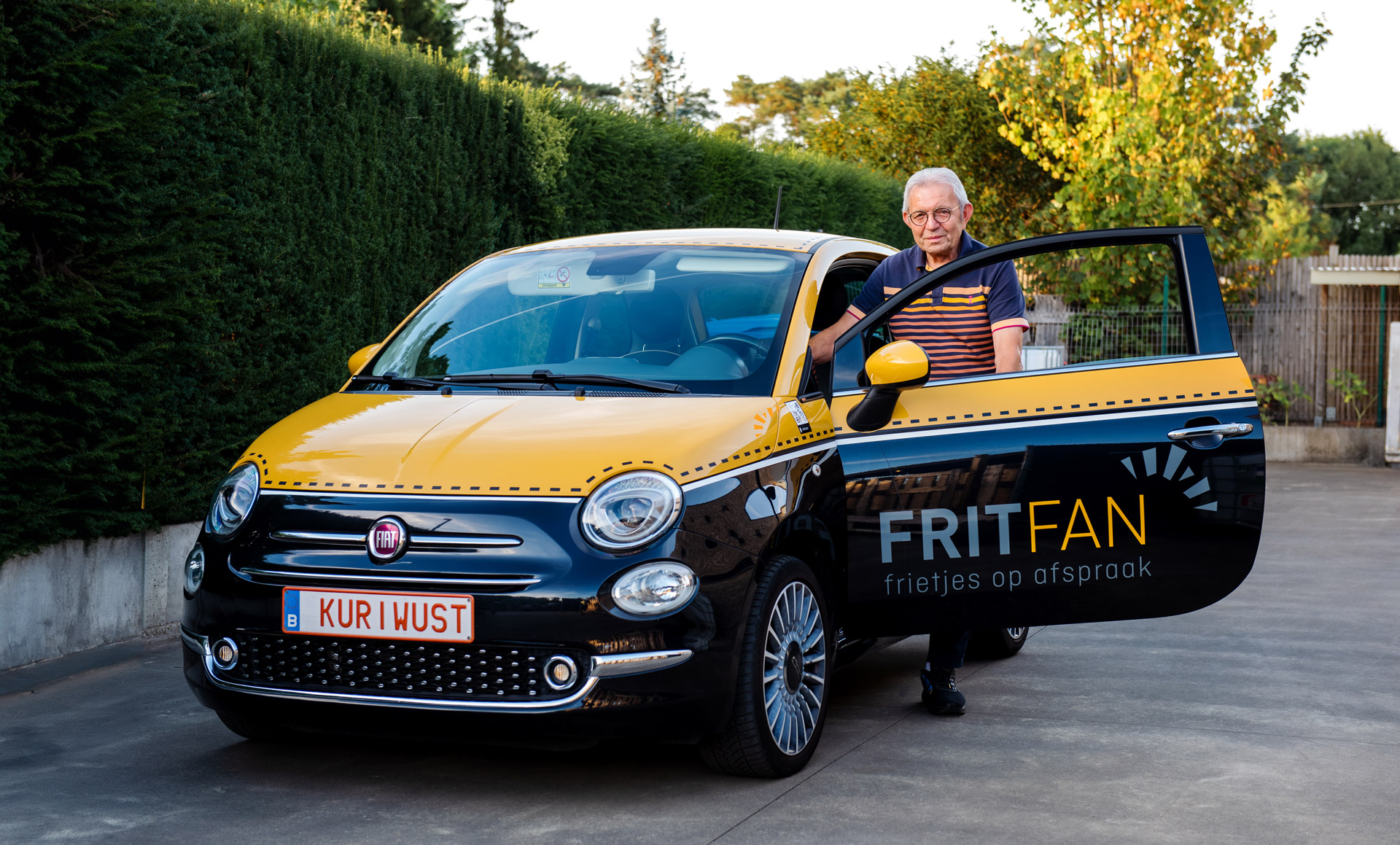 Man naast gele Fiat met FritFan logo, frietjes op afspraak.