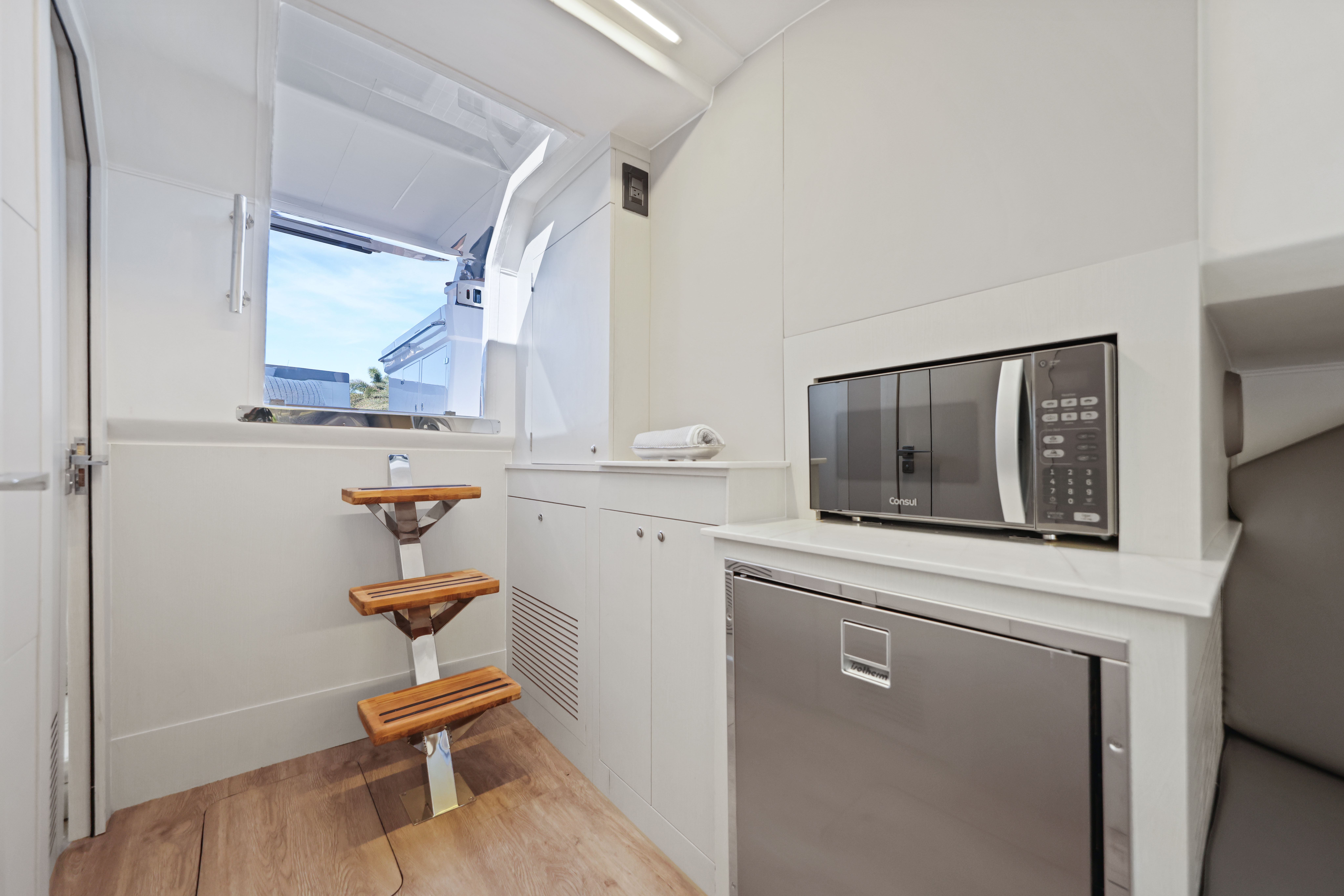 Valiatt 380BR luxury bowrider yacht cruising on open water