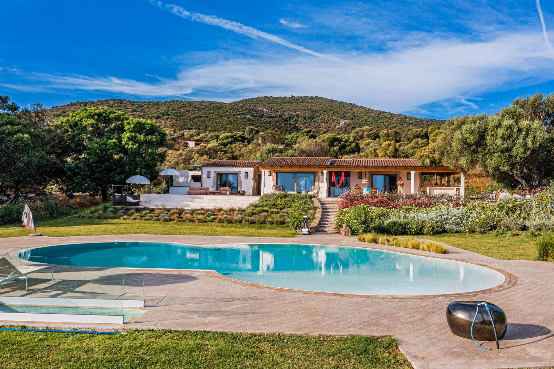 Sardinien Retreat Blick auf die Unterkunft mit Pool