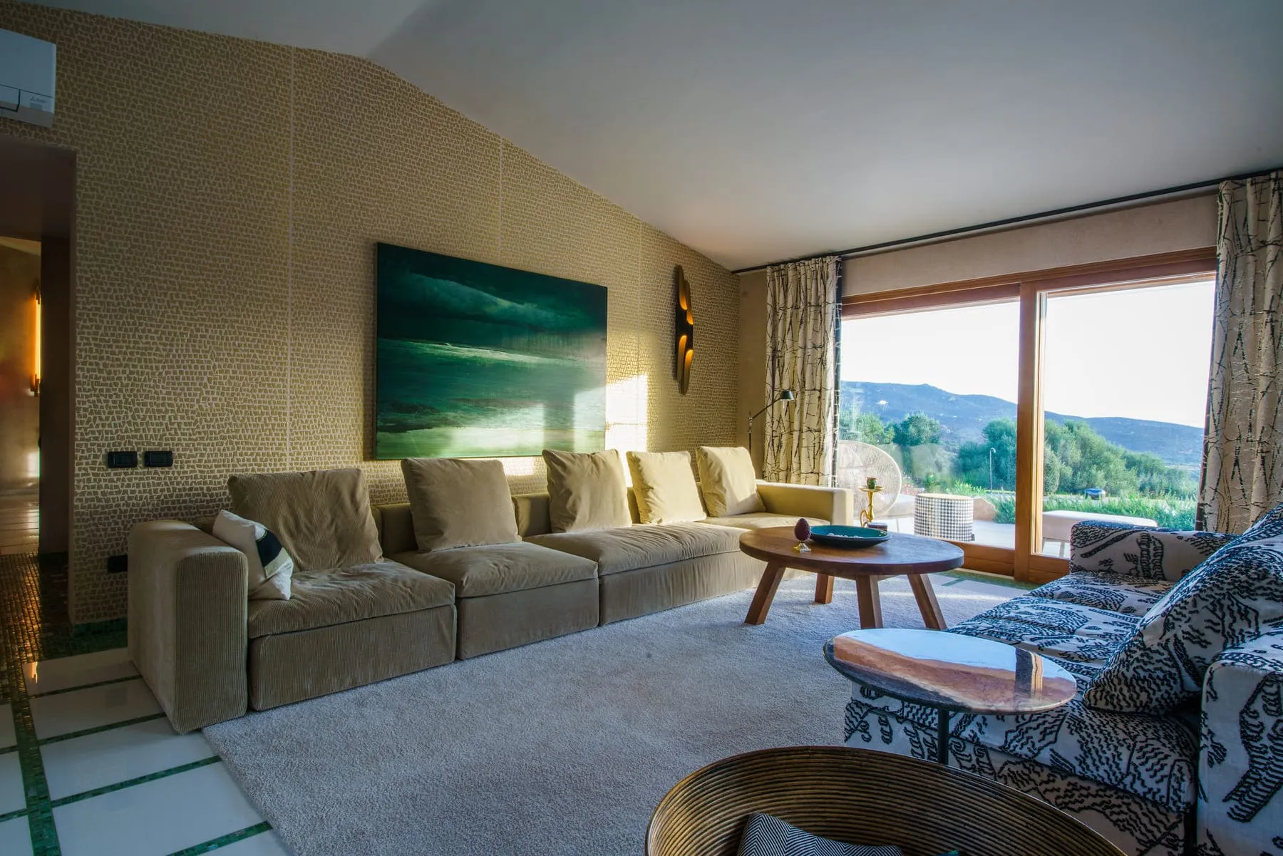 Sardinien Retreat Blick auf das Wohnzimmer mit Ausblick