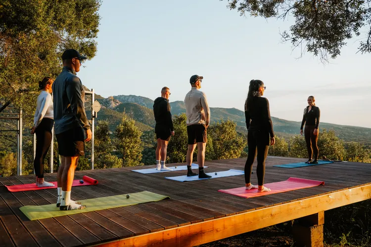 FitnWrk Retreat Yoga Session am Morgen mit der Gruppe