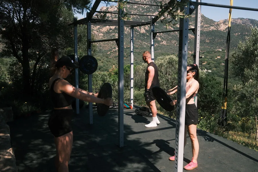 FitnWrk Retreat Finca auf Sardinien Bild von einer Trainingseinheit mit Gewichten und TRX Trainer