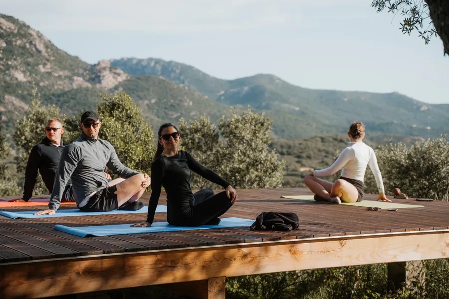 FitnWrk Retreat Finca auf Sardinien Bild vom Yoga auf der Yogaplattform mit Blick in die Landschaft