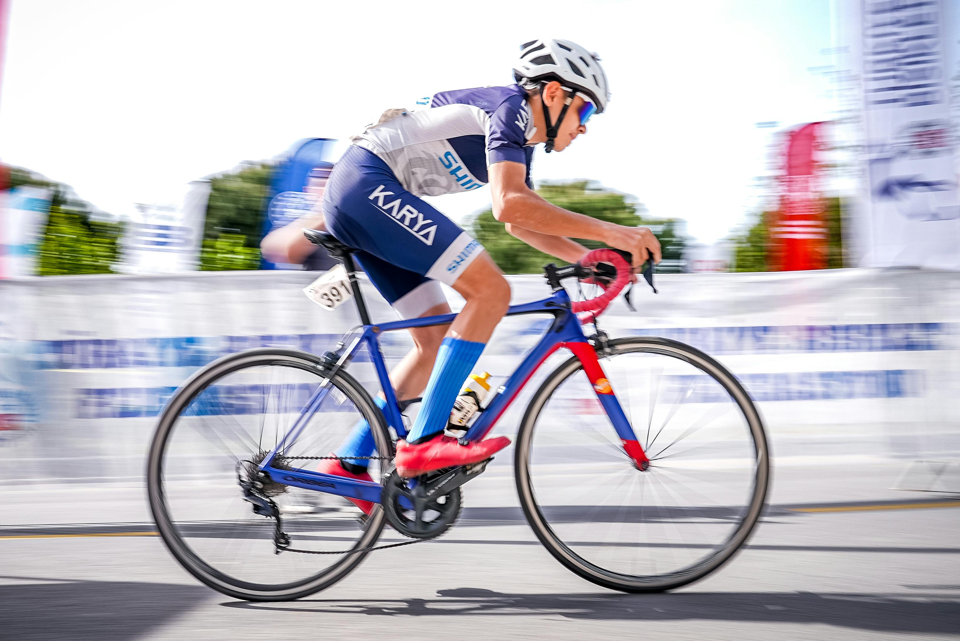 Cyclist’s hands gripping road handlebars, highlighting wrist position and pressure on the ulnar nerve.