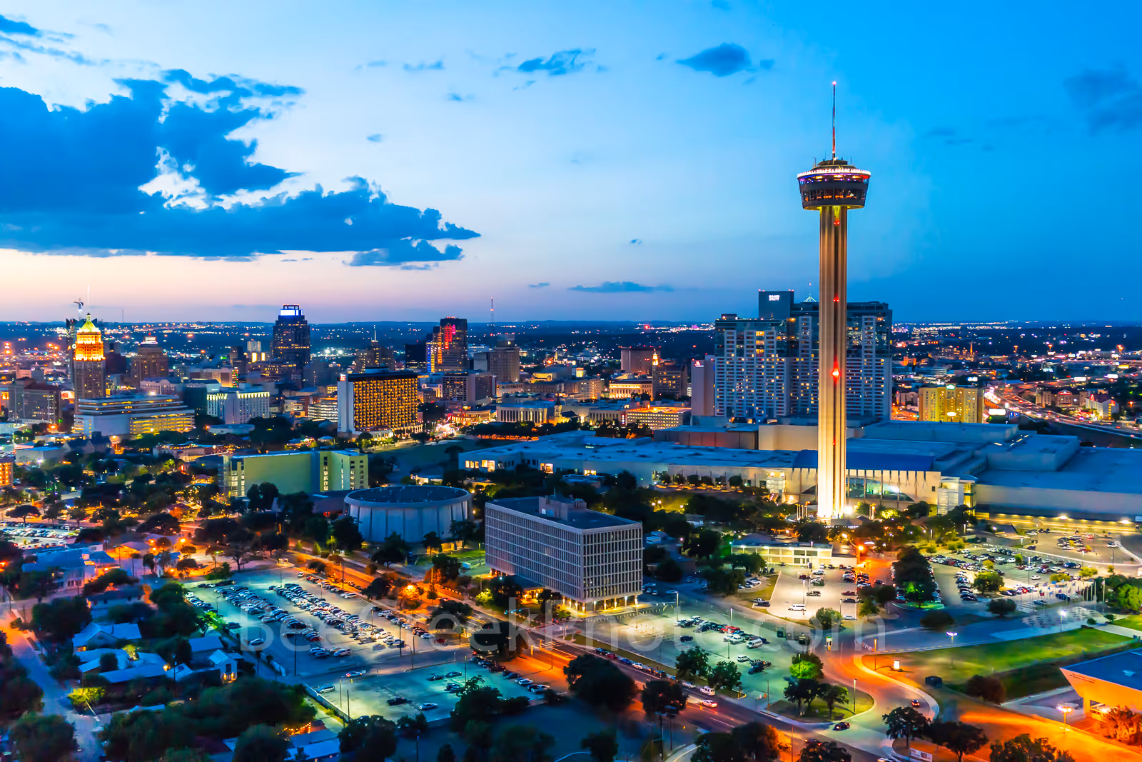 San Antonio, Texas downtown skyline with Tower of the Americas and high-rise buildings, highlighting commercial electricity rate savings for local businesses.