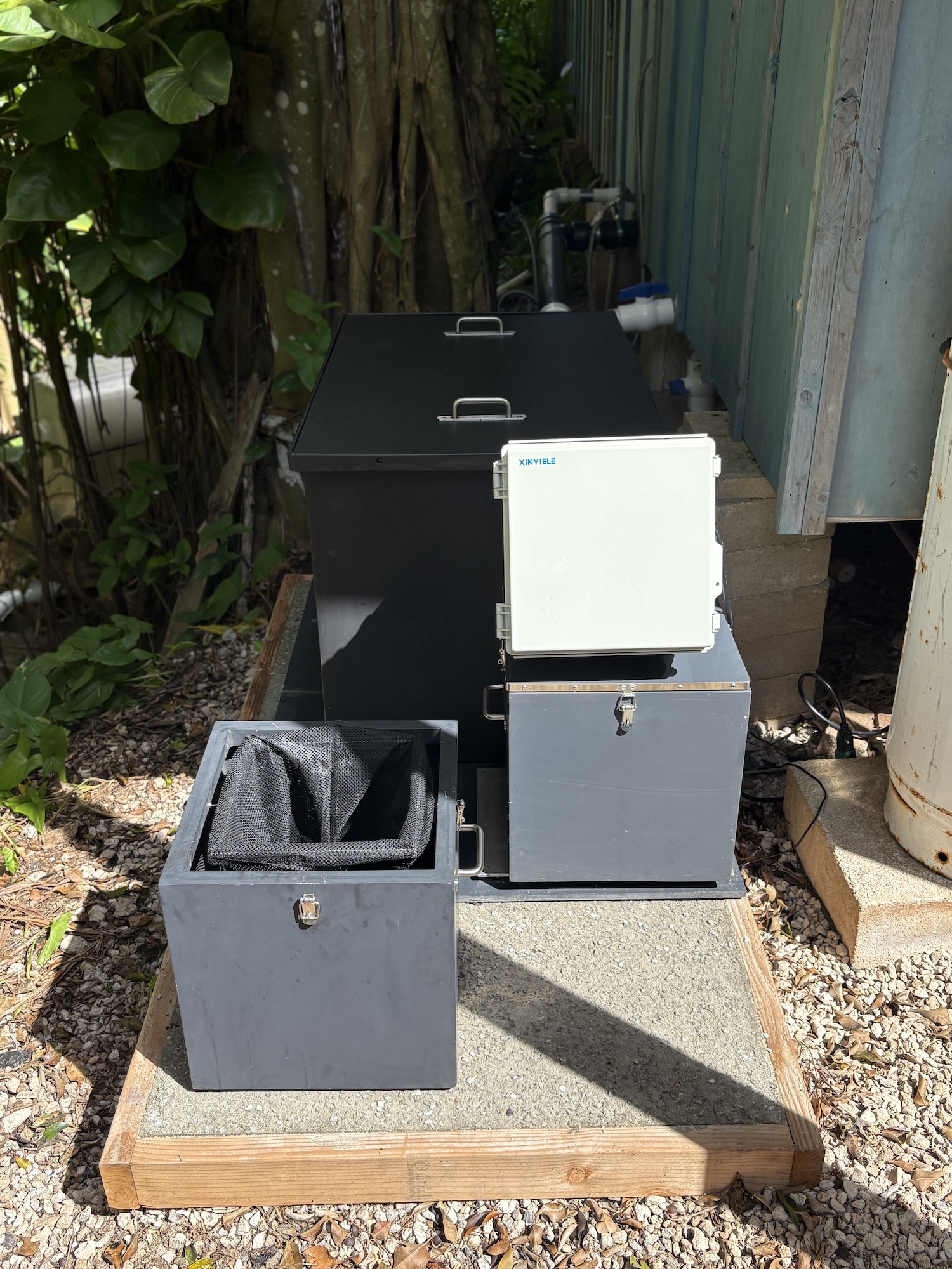 Solids bin is shown without lid and an empty solids bag, preparing to be exchanged.