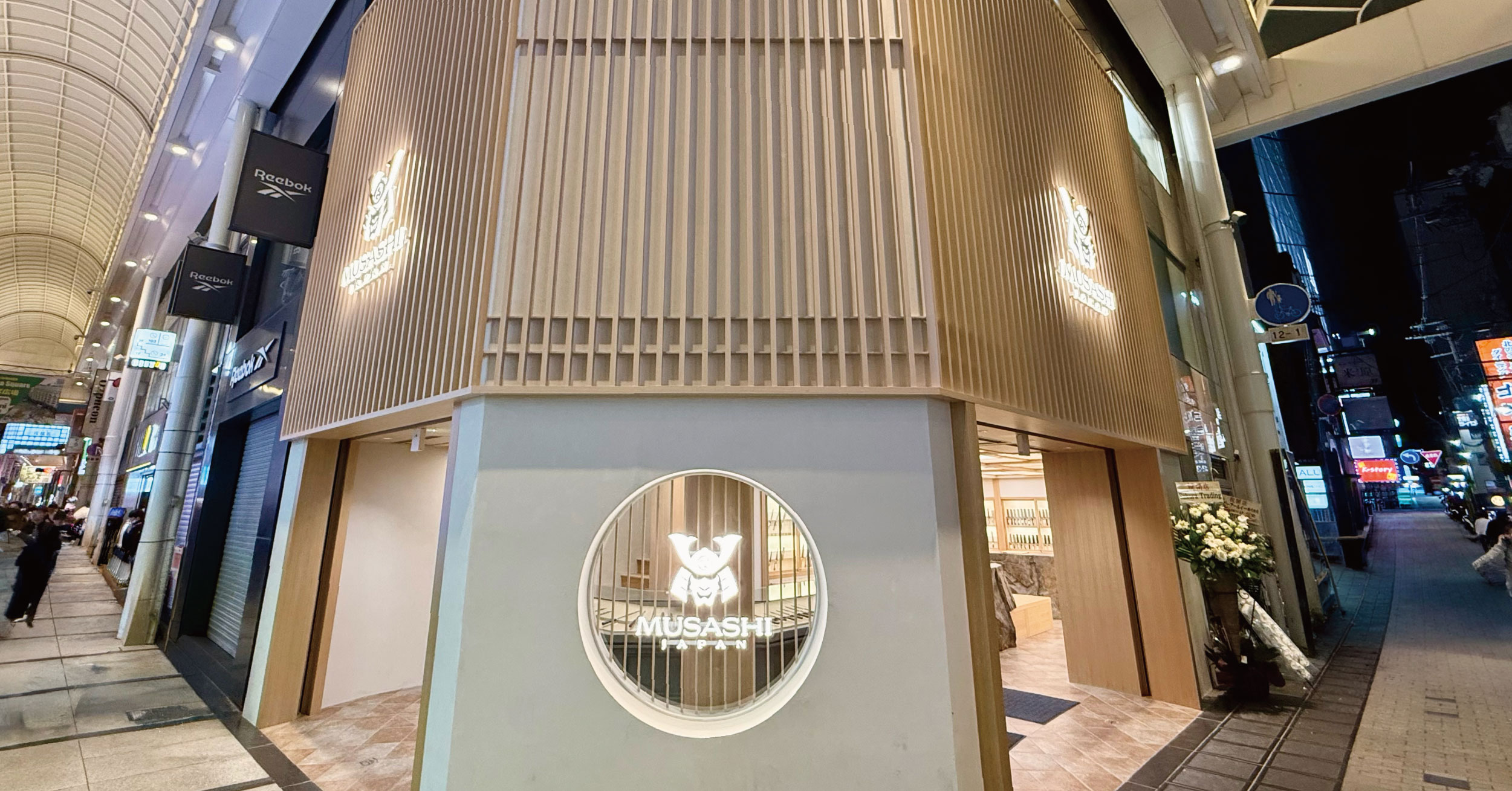 戎橋筋商店街と法善寺表参道、その交差点に立ち上がる町の熱。大阪の活気を編み込む空間─『MUSASHI JAPAN 大阪難波戎橋店』オープン