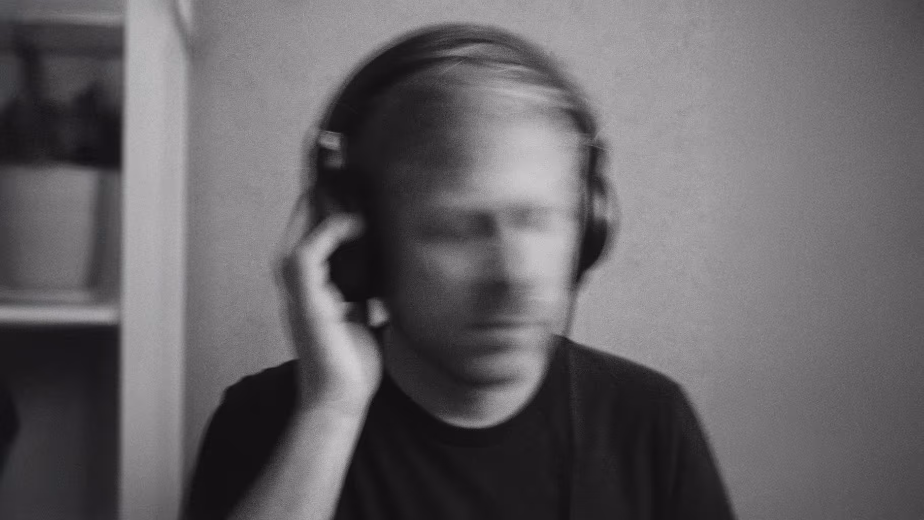 L'homme aux écouteurs