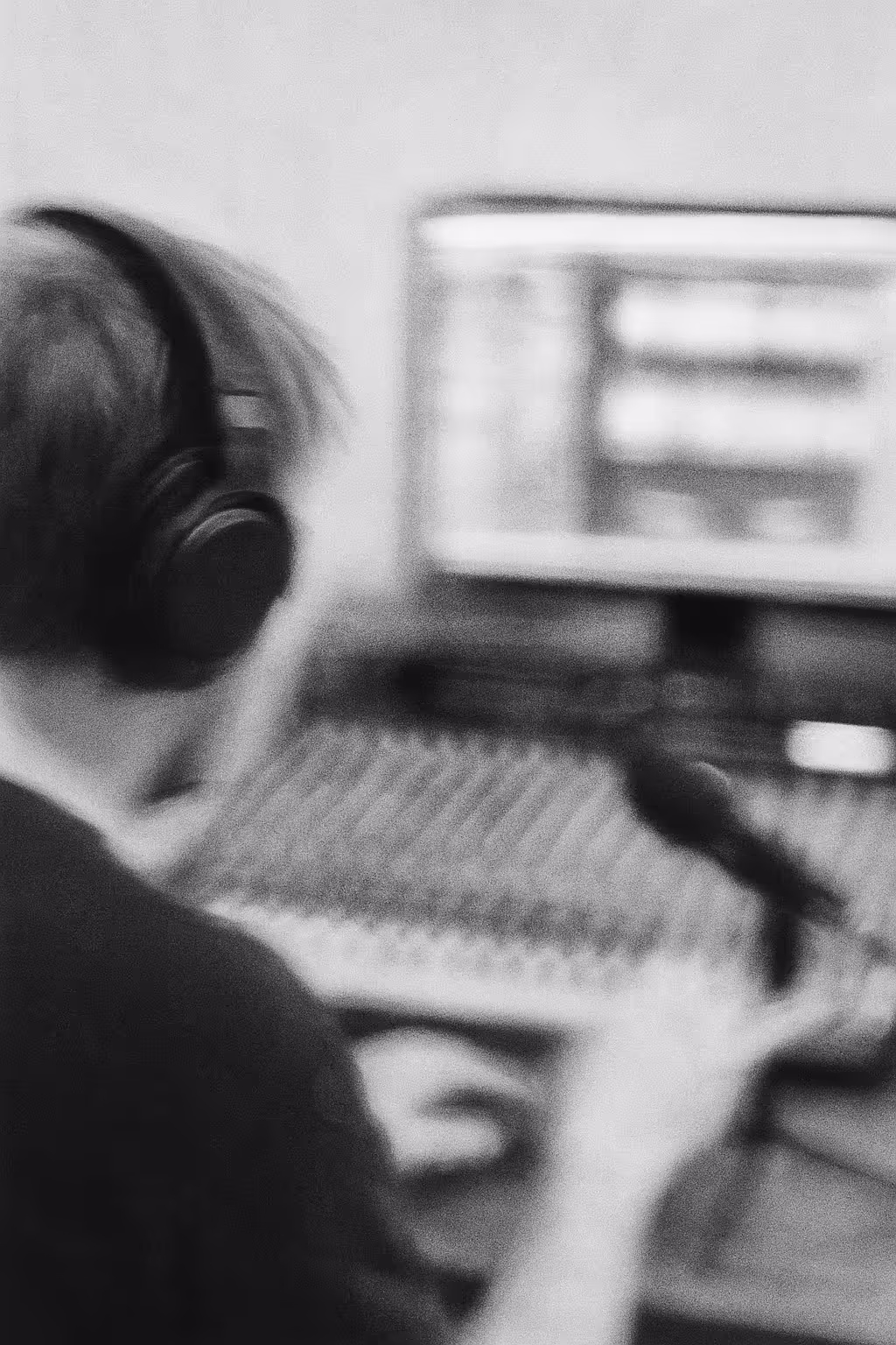 Une personne dans un studio d'enregistrement