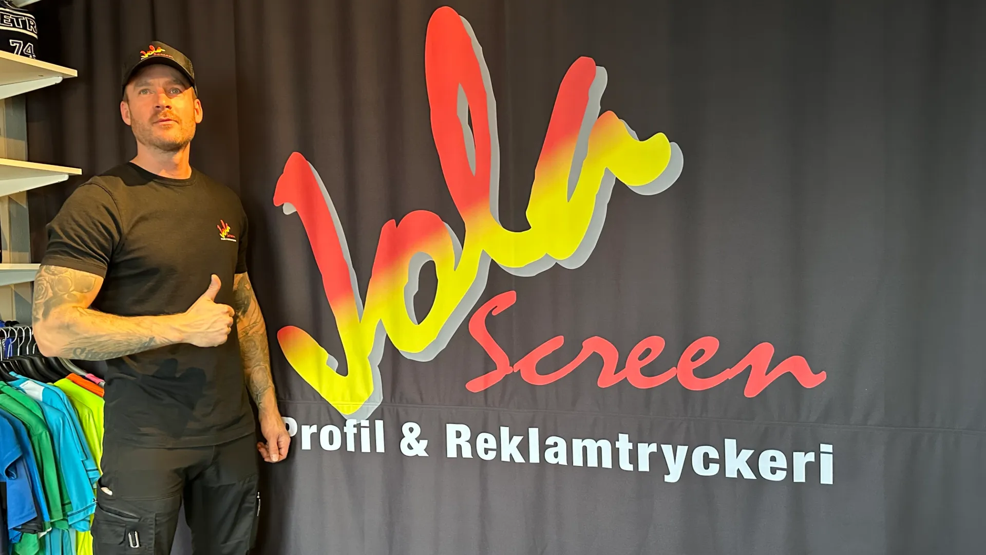 Johan Redo, framför en svart bakgrund med texten Jola Screen Profil & Reklamtryckeri.