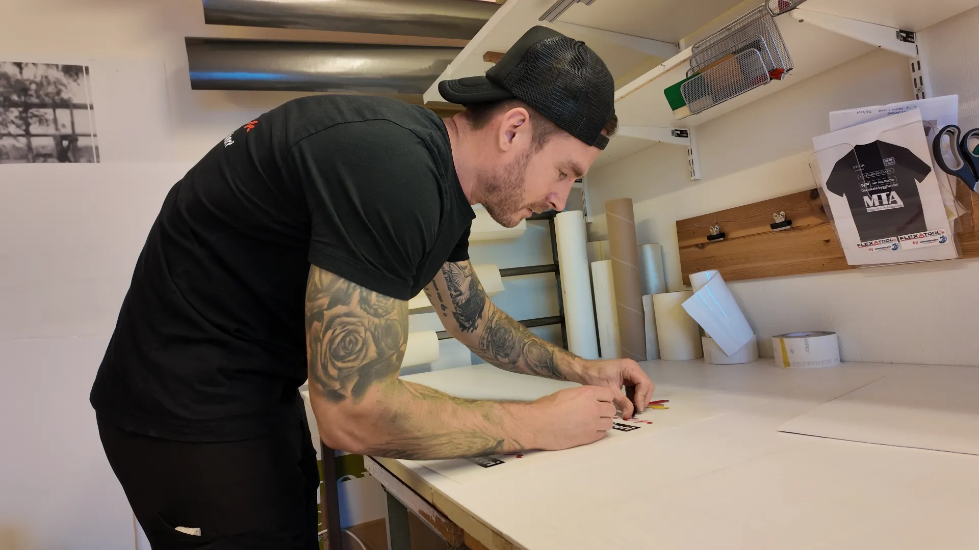 Johan Redo på Jola Screen i Halmstad, arbetar med klistermärken i verkstad.