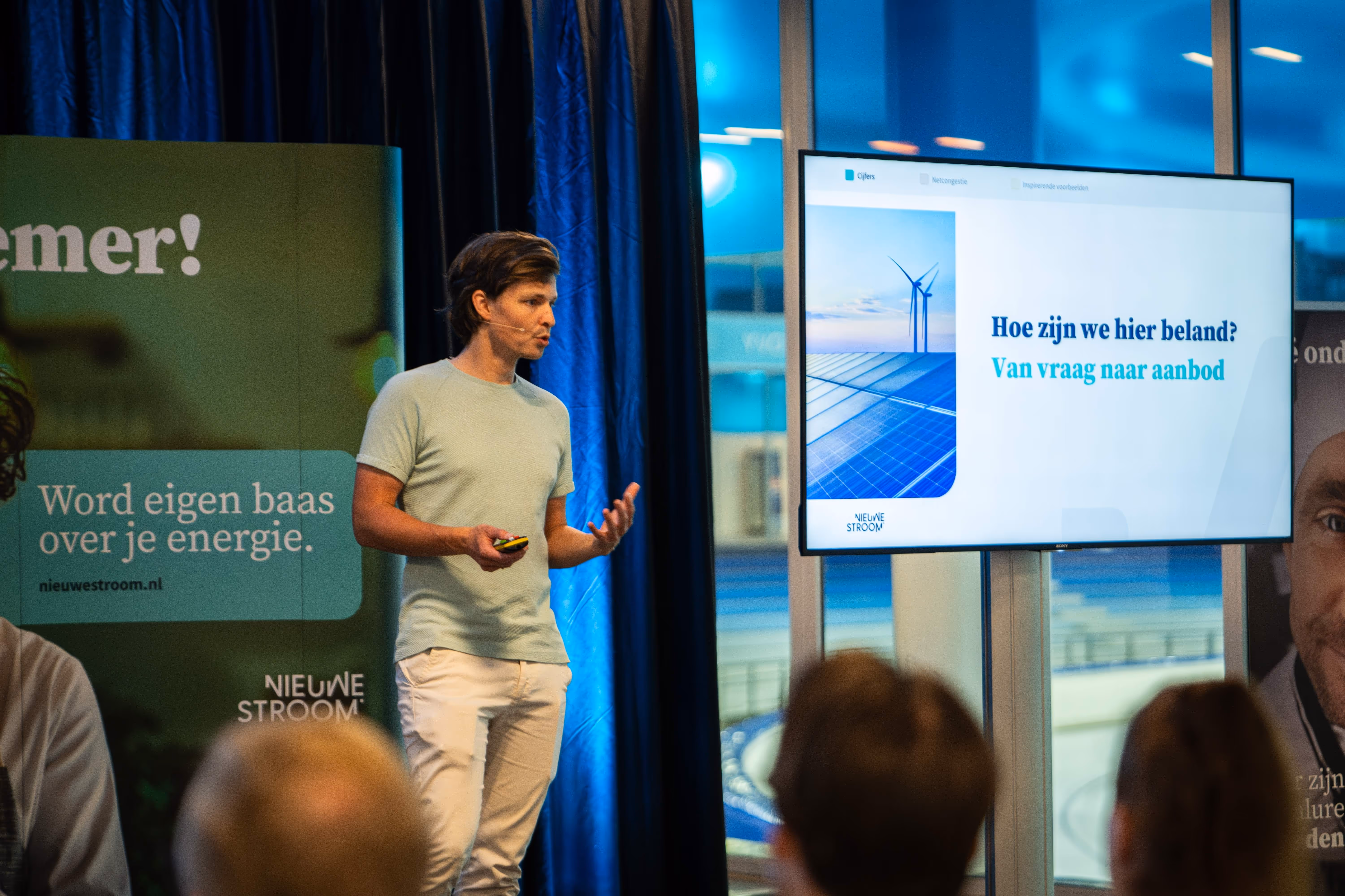 Academy-spreker Danny Oosterveer op een podium.