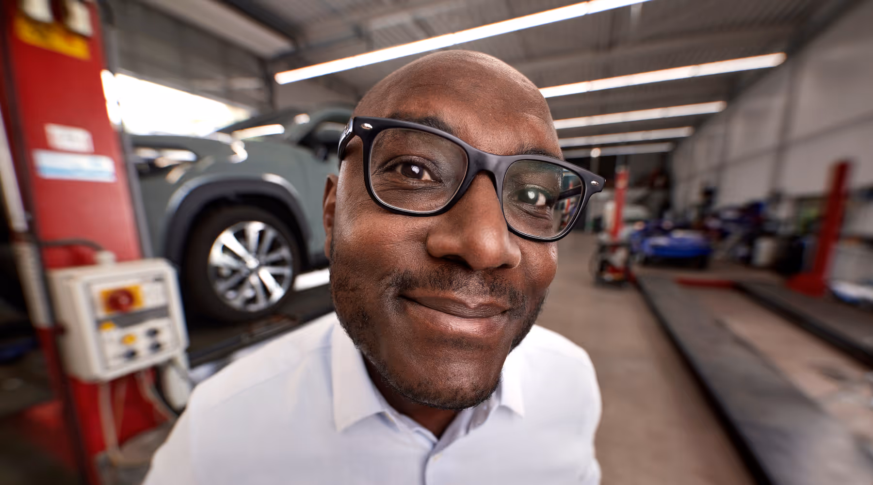 Autogarage-ondernemer in een garage. 