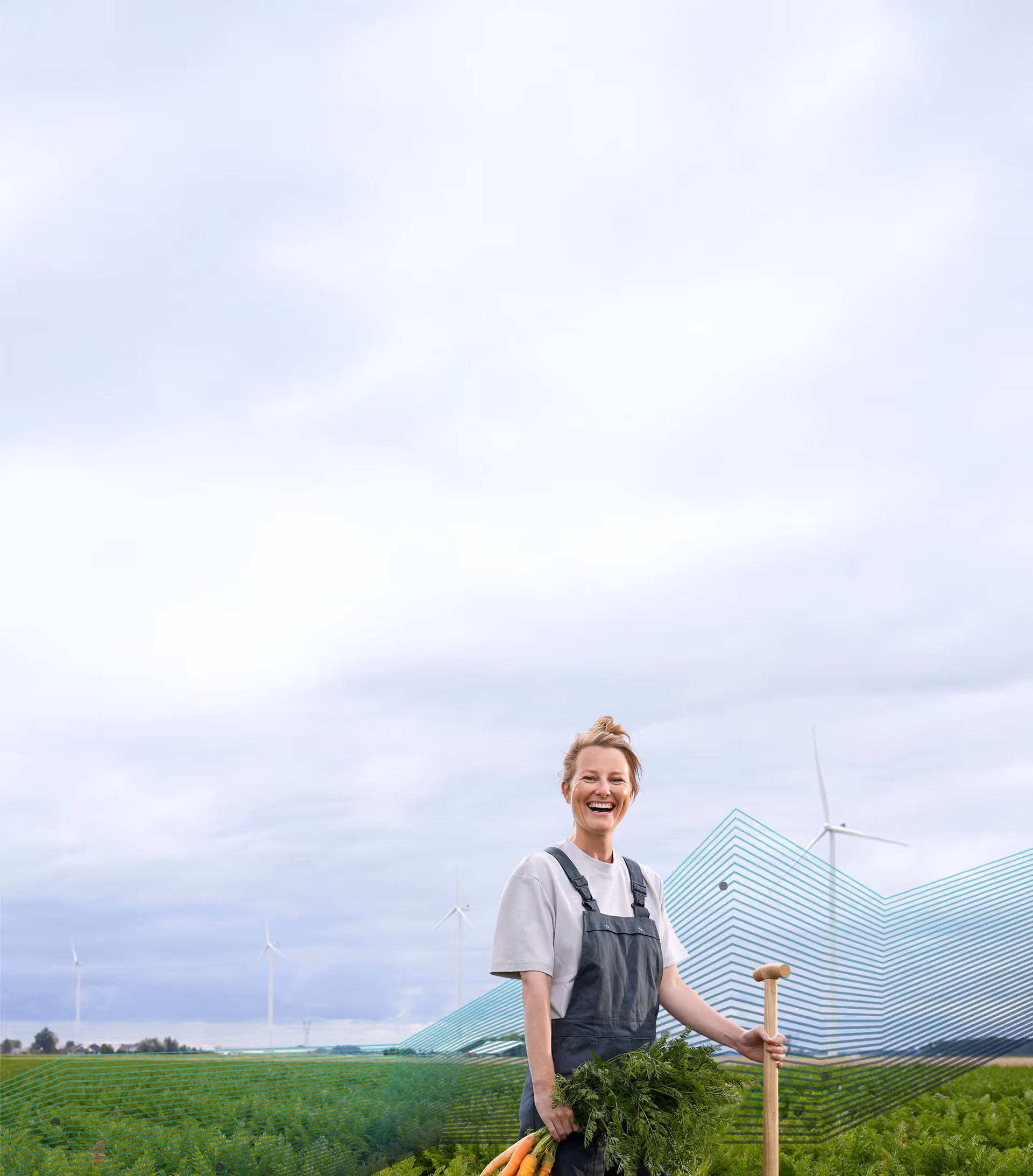 Lachende boerin op een akker.