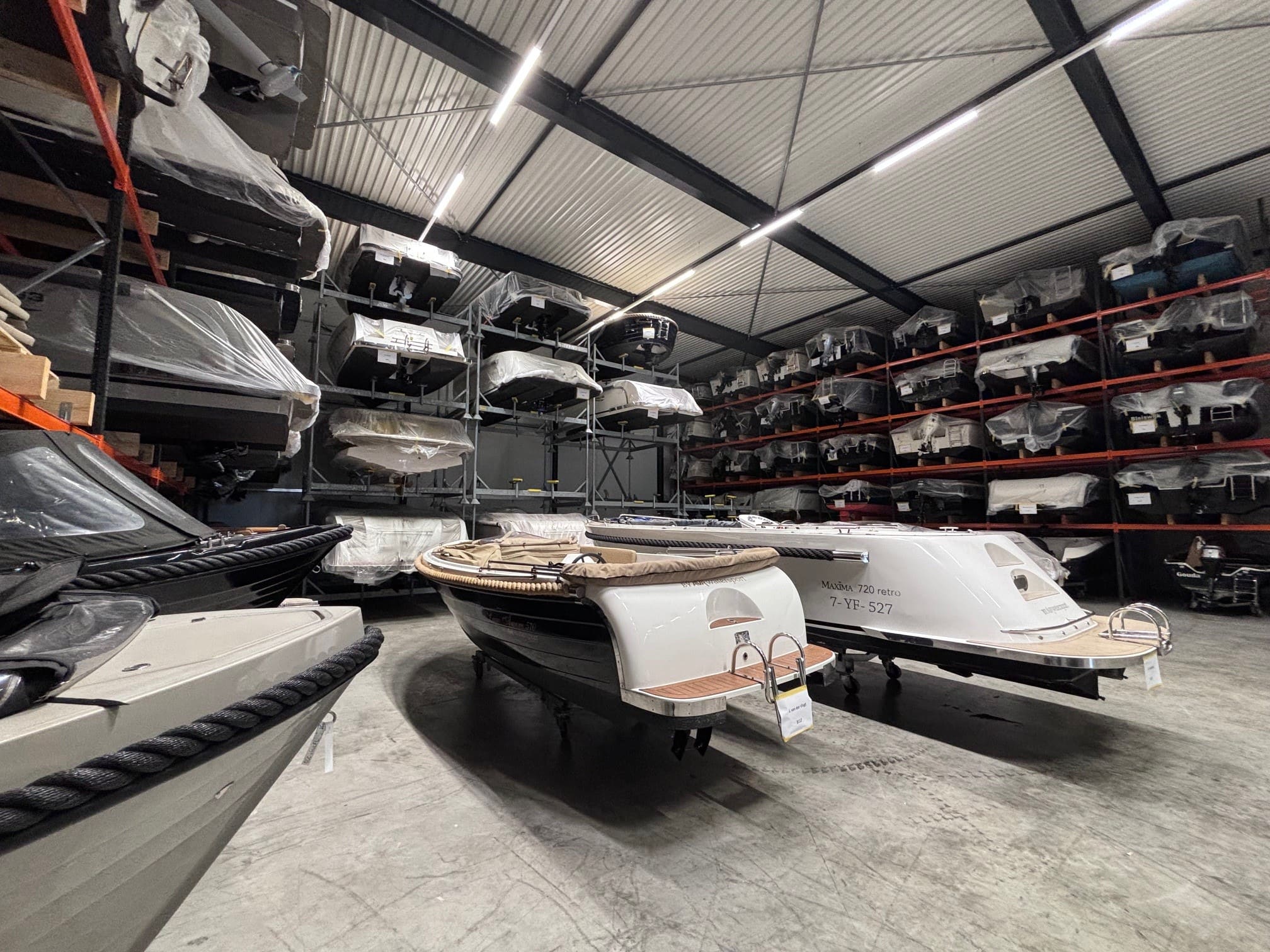 AVR Watersport loods met sloepen gestald.