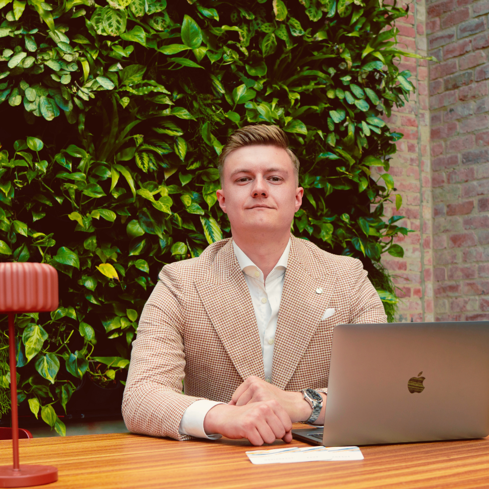 Zaakvoerder Vladislav Lymarev aan tafel, klaar voor een strategisch gesprek over bedrijfsgroei.