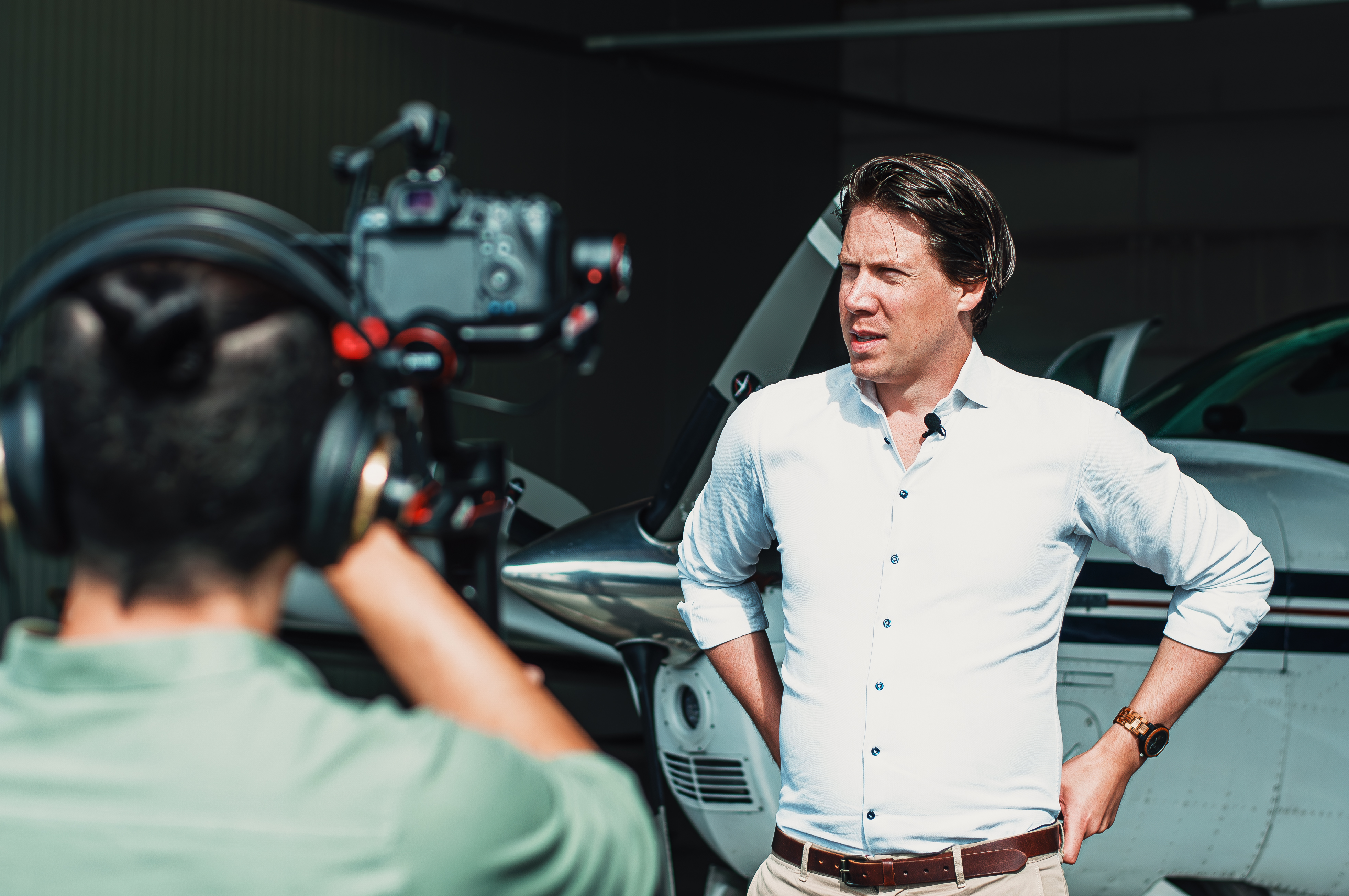 Zaakvoerder Vladislav Lymarev aan tafel, klaar voor een strategisch gesprek over bedrijfsgroei.